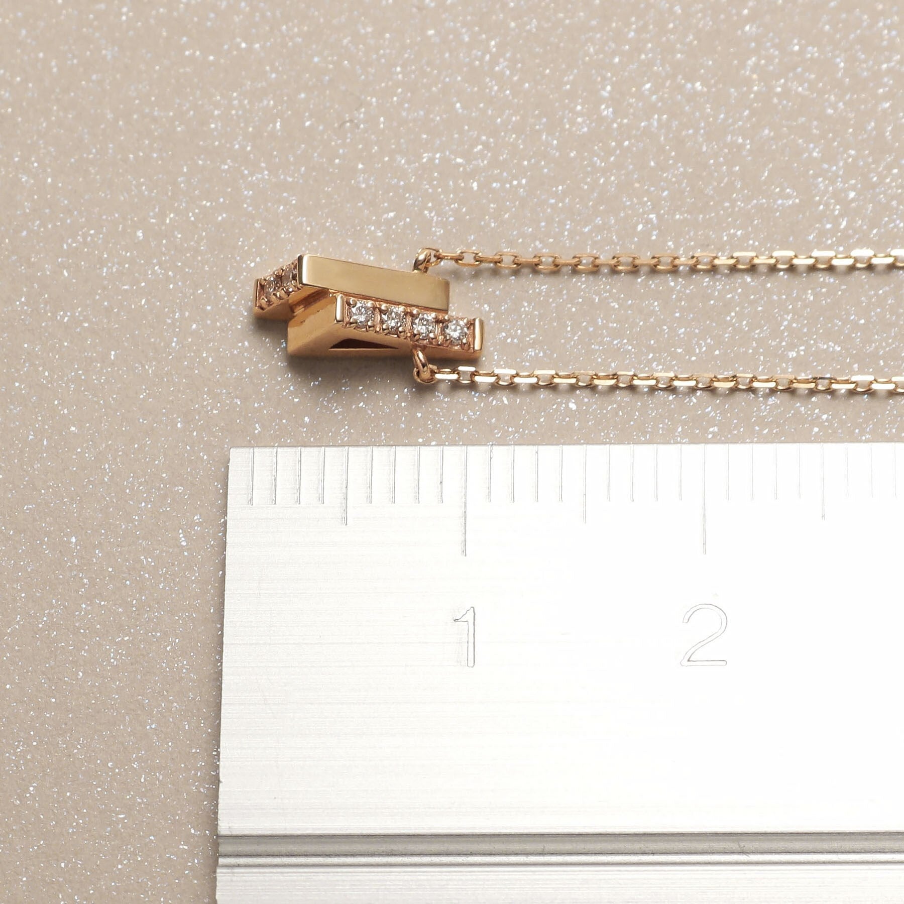 ココシュニック COCOSHNIK K10ダイヤモンド トライアングルシェイプ ネックレス （アイボリー(104)） アイボリー(104)