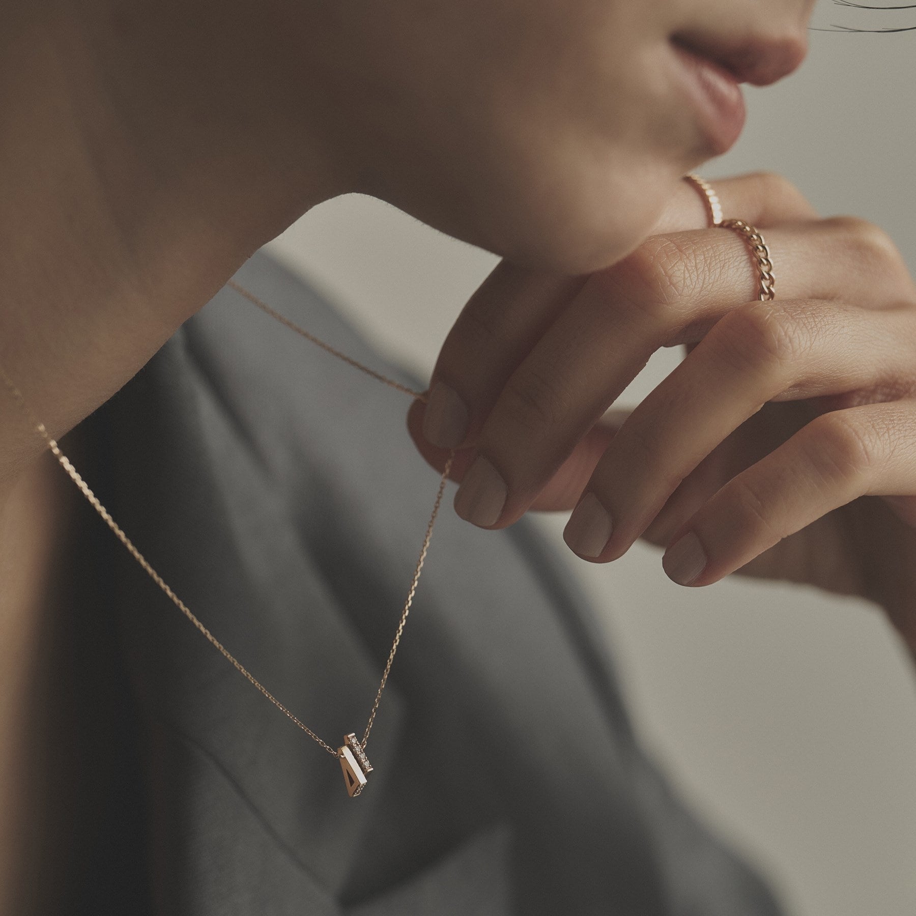 ココシュニック COCOSHNIK K10ダイヤモンド トライアングルシェイプ ネックレス （アイボリー(104)） アイボリー(104)