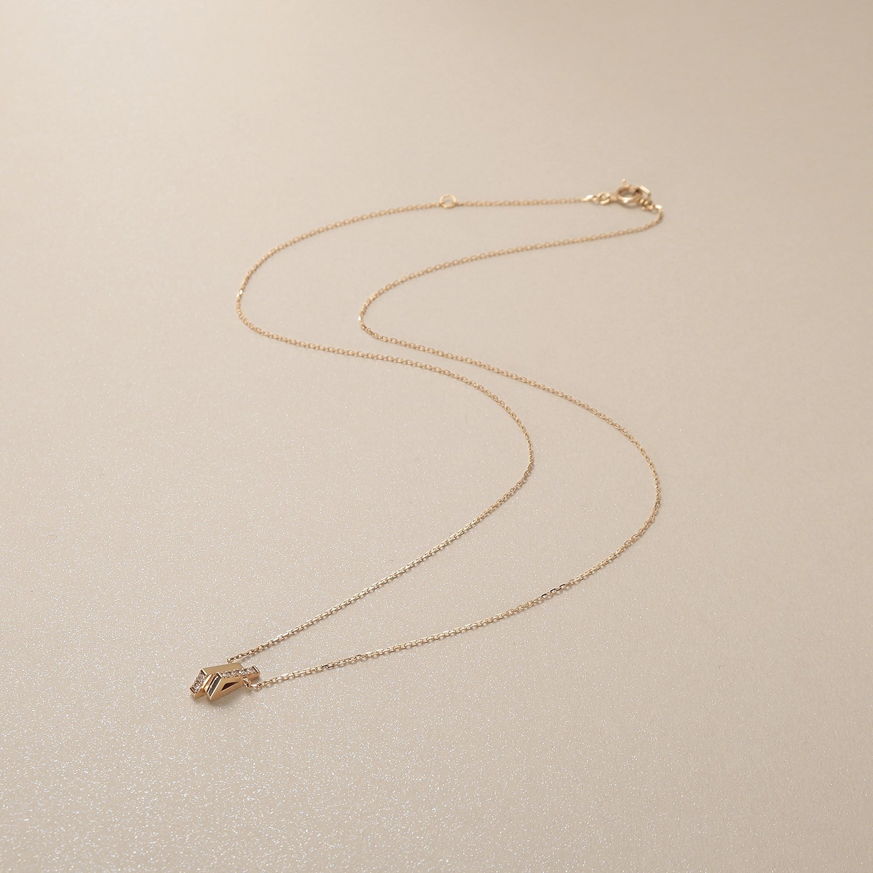 ココシュニック COCOSHNIK K10ダイヤモンド トライアングルシェイプ ネックレス （アイボリー(104)） アイボリー(104)