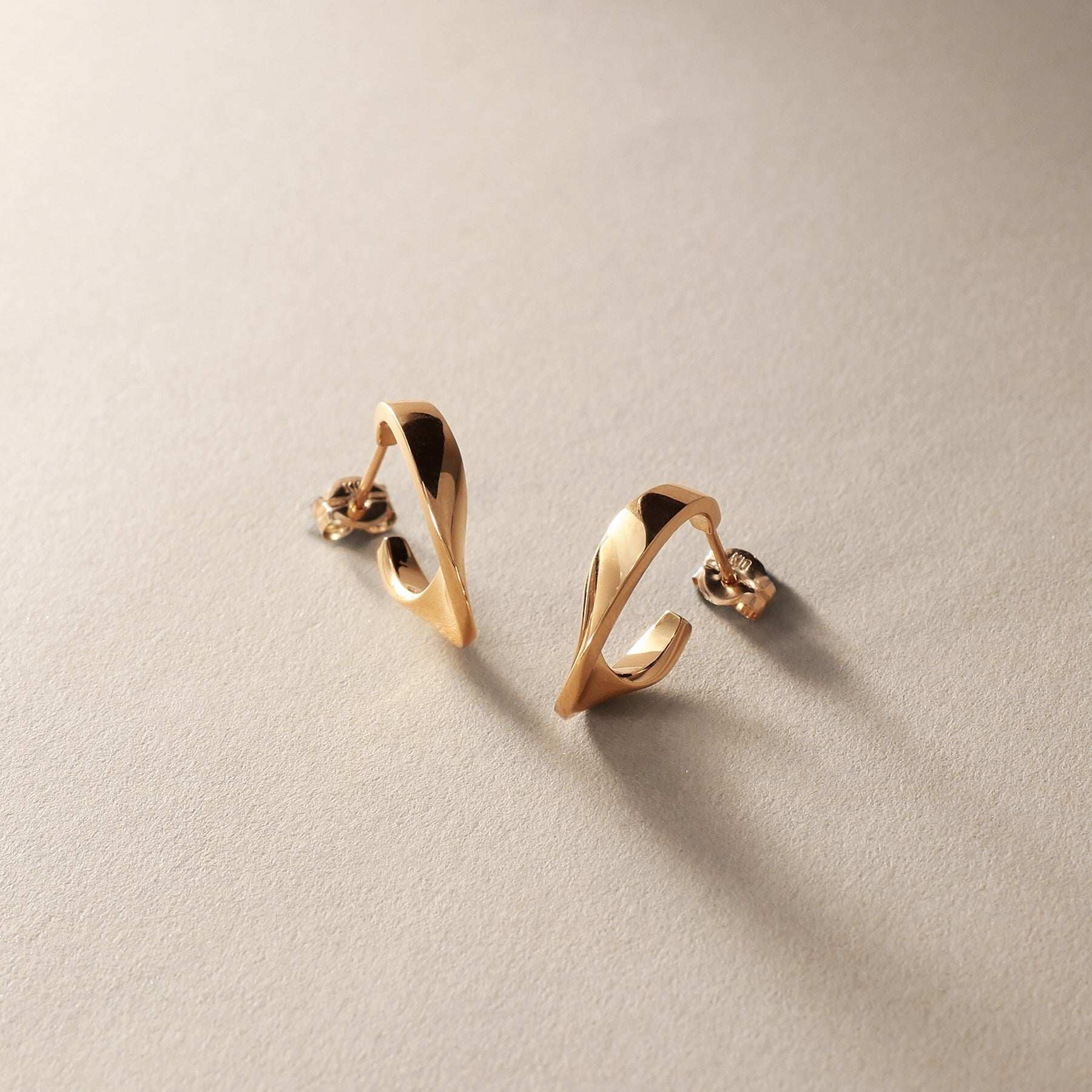 ココシュニック COCOSHNIK K10平甲ひねりフープ スタッドピアス （イエローゴールド(100)） イエローゴールド(100)