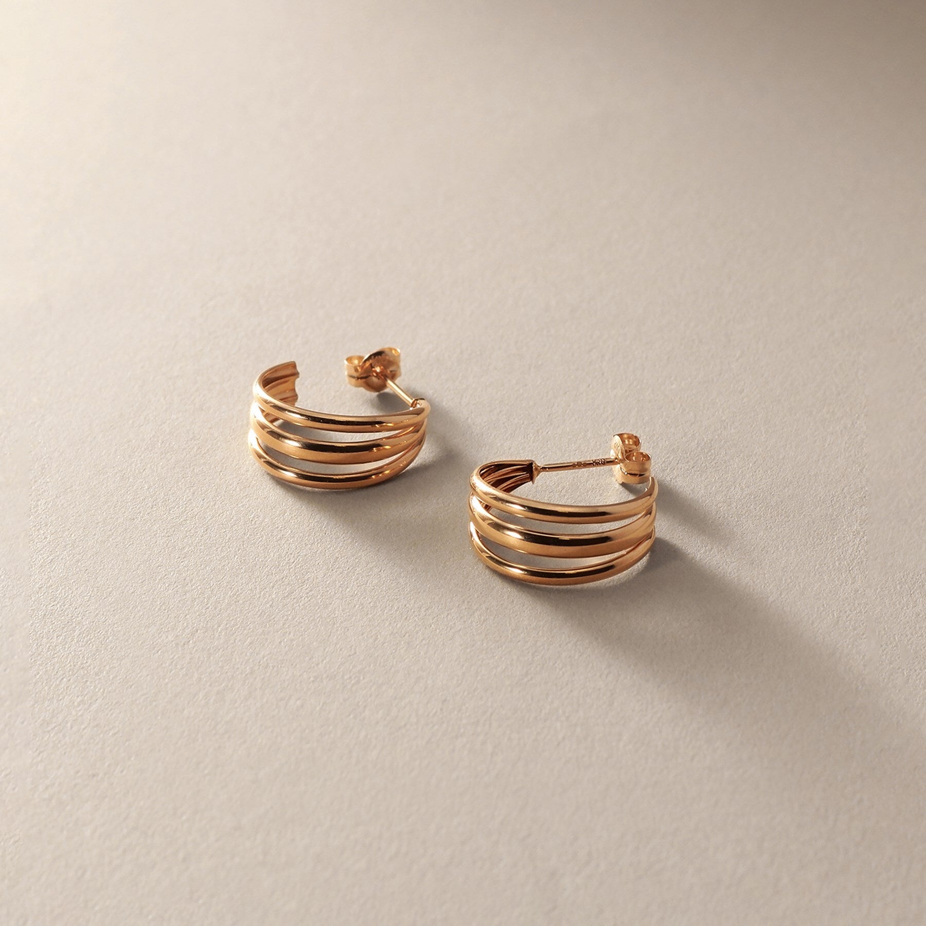 ココシュニック COCOSHNIK K10甲丸トリプルフープ ピアス （イエローゴールド(100)） イエローゴールド(100)