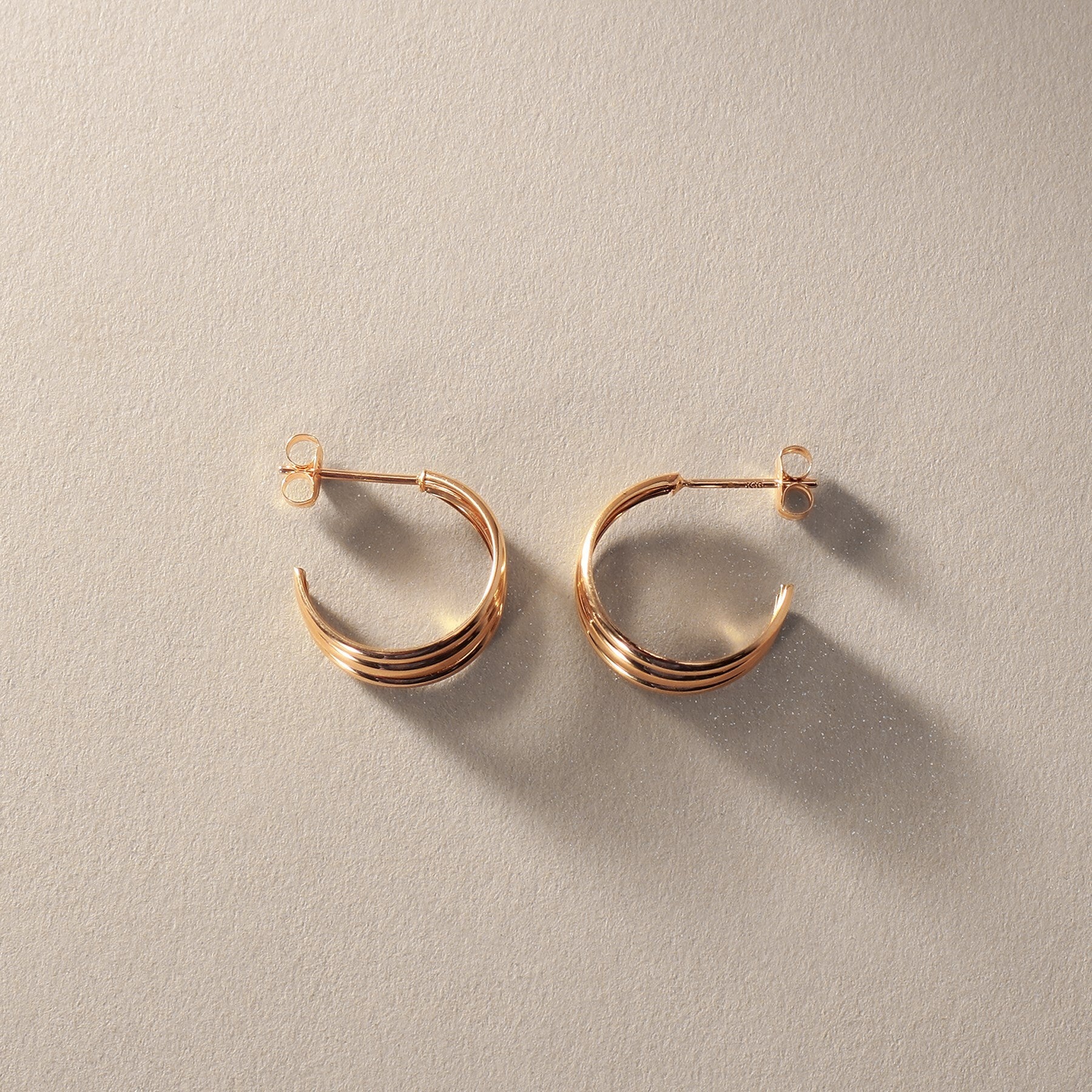 ココシュニック COCOSHNIK K10甲丸トリプルフープ ピアス （イエローゴールド(100)） イエローゴールド(100)