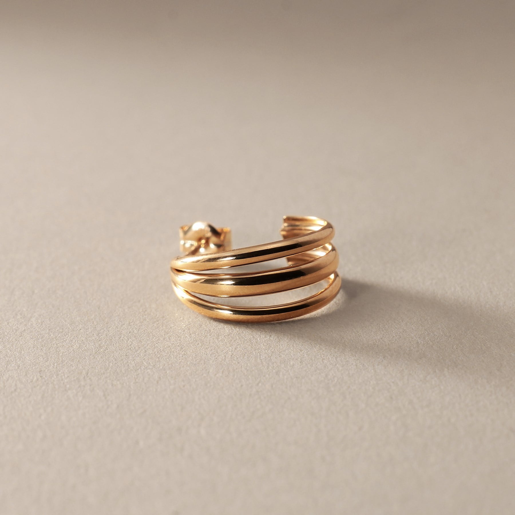 ココシュニック COCOSHNIK K10甲丸トリプルフープ ピアス （イエローゴールド(100)） イエローゴールド(100)