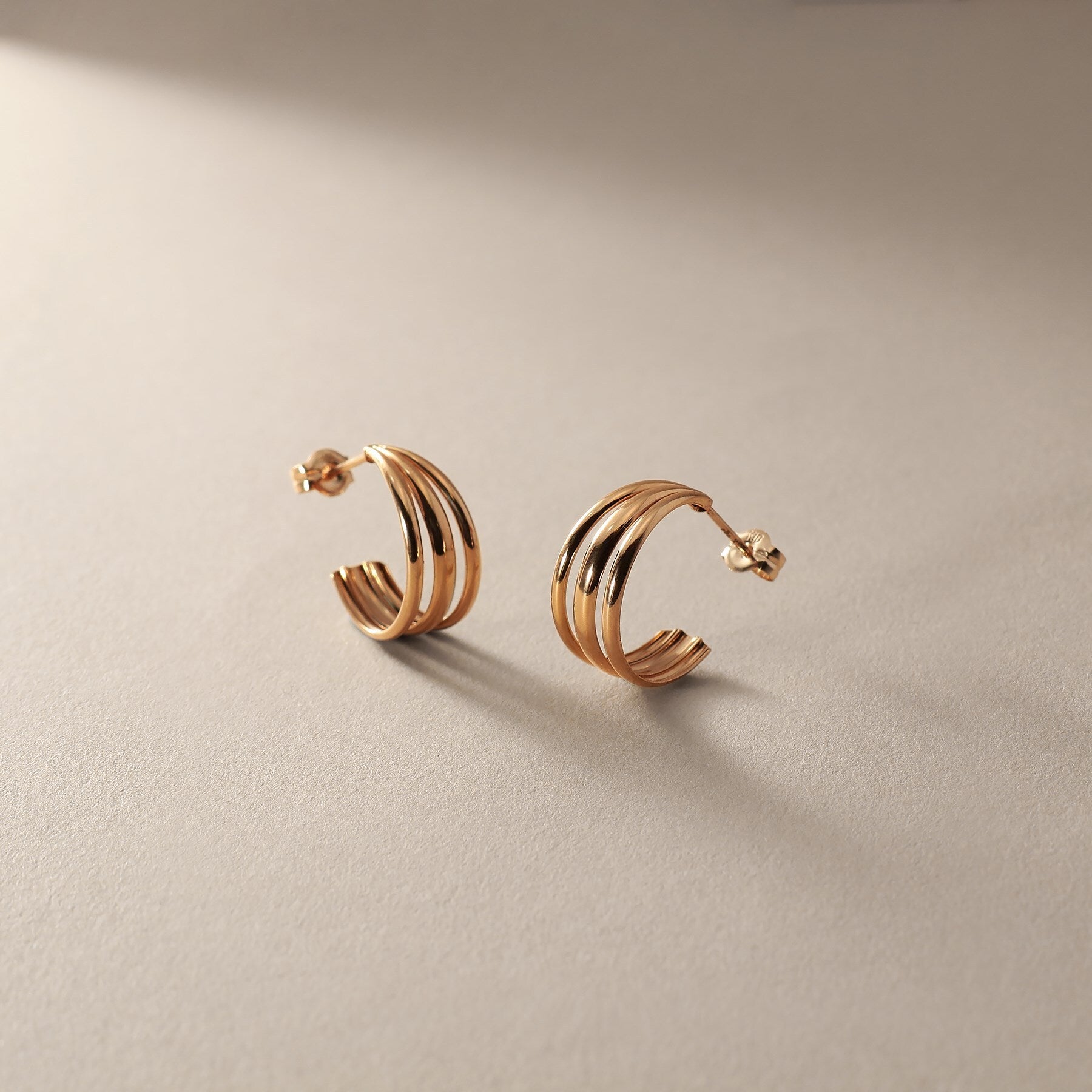 ココシュニック COCOSHNIK K10甲丸トリプルフープ ピアス （イエローゴールド(100)） イエローゴールド(100)