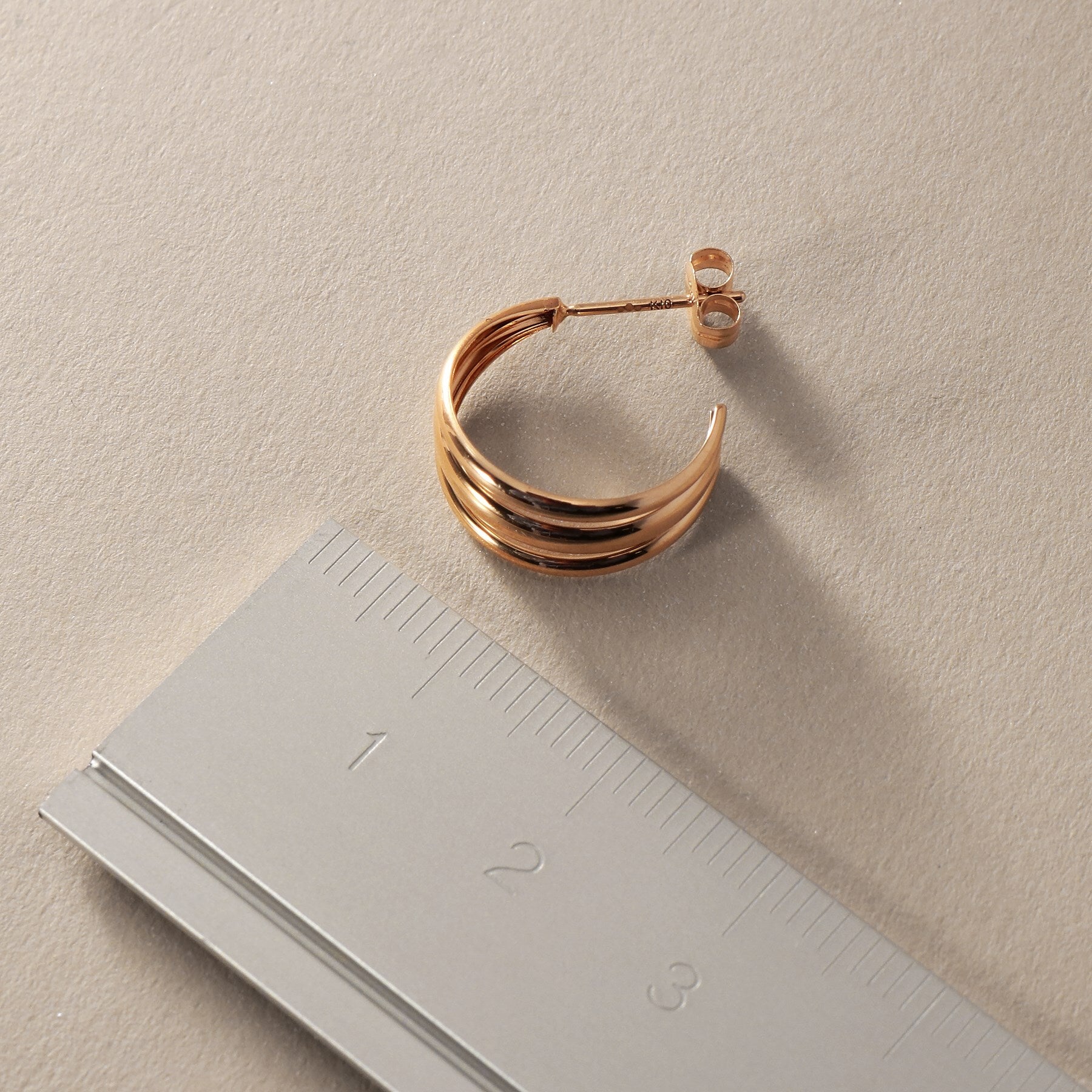 ココシュニック COCOSHNIK K10甲丸トリプルフープ ピアス （イエローゴールド(100)） イエローゴールド(100)