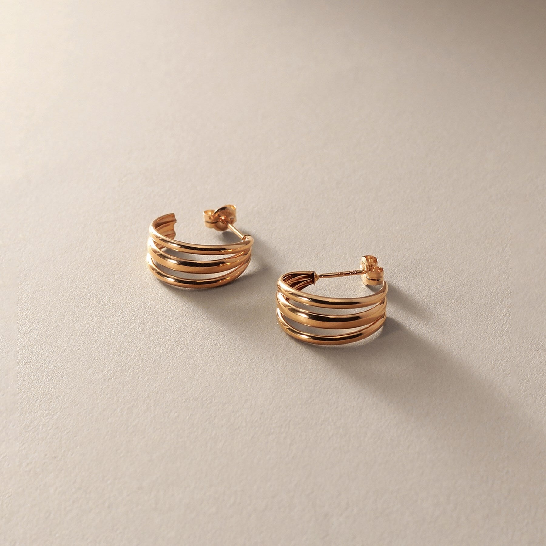 ココシュニック COCOSHNIK K10甲丸トリプルフープ ピアス （イエローゴールド(100)） イエローゴールド(100)