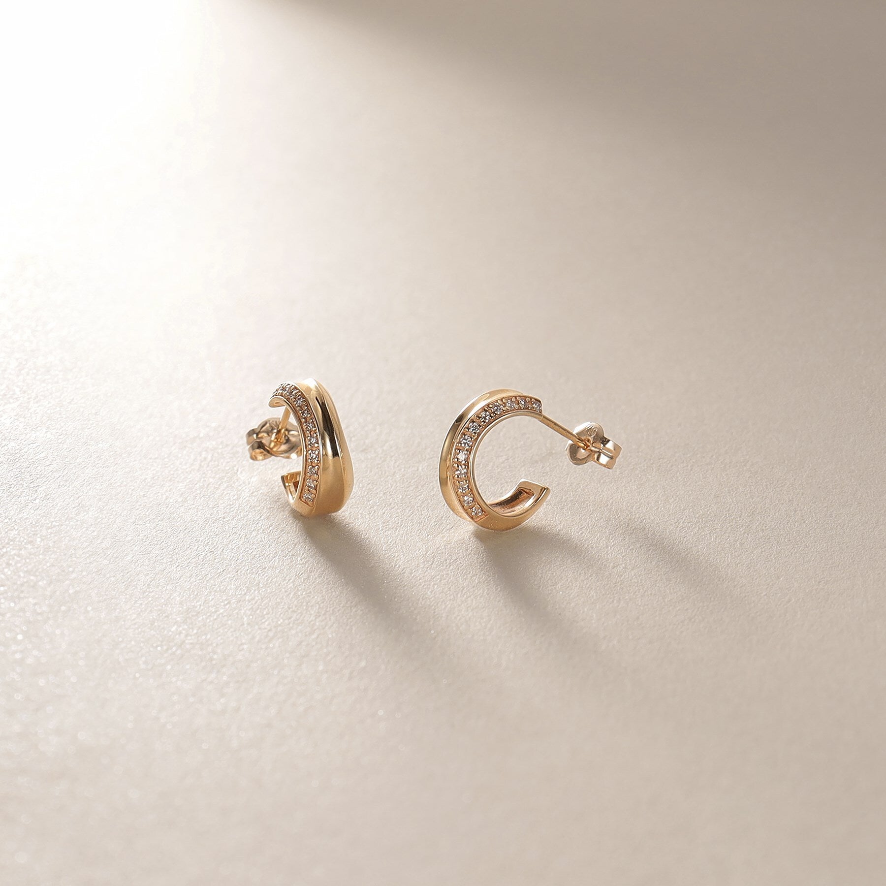 ココシュニック COCOSHNIK K10ダイヤモンド 逆アールフープ スタッドピアス （イエローゴールド(104)） イエローゴールド(104)