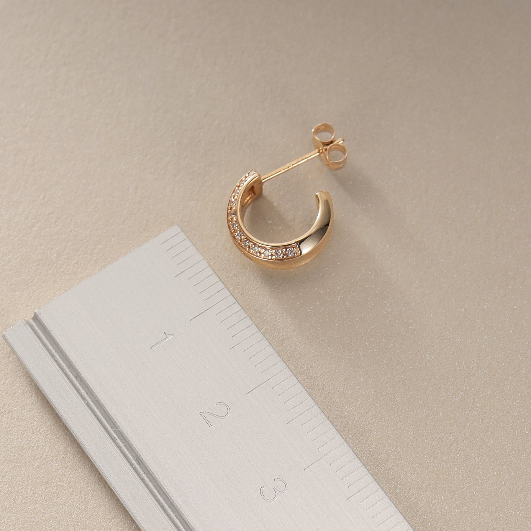 ココシュニック COCOSHNIK K10ダイヤモンド 逆アールフープ スタッドピアス （イエローゴールド(104)） イエローゴールド(104)