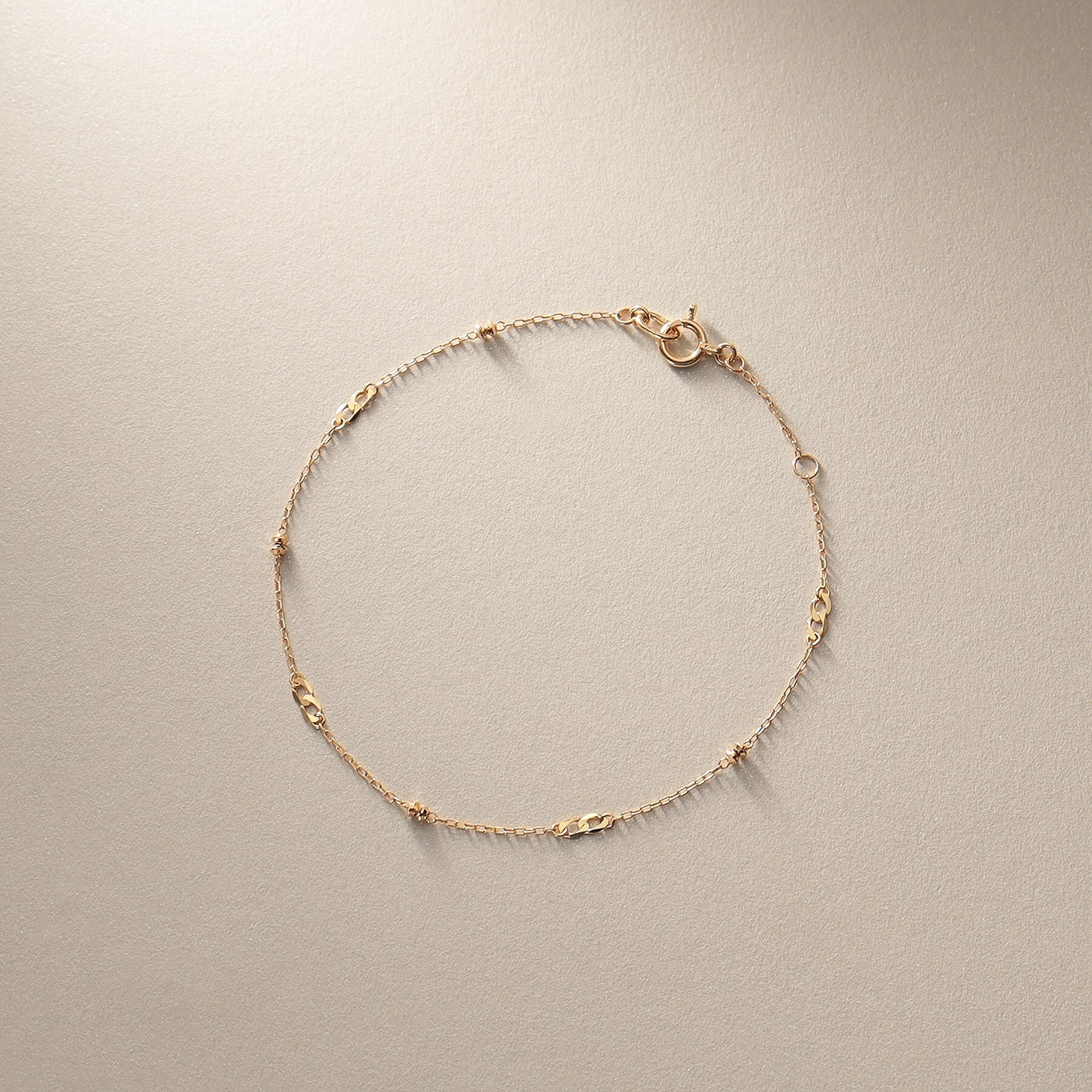 ココシュニック COCOSHNIK K18フラットキヘイ×カットビーズ ブレスレット （イエローゴールド(100)） イエローゴールド(100)