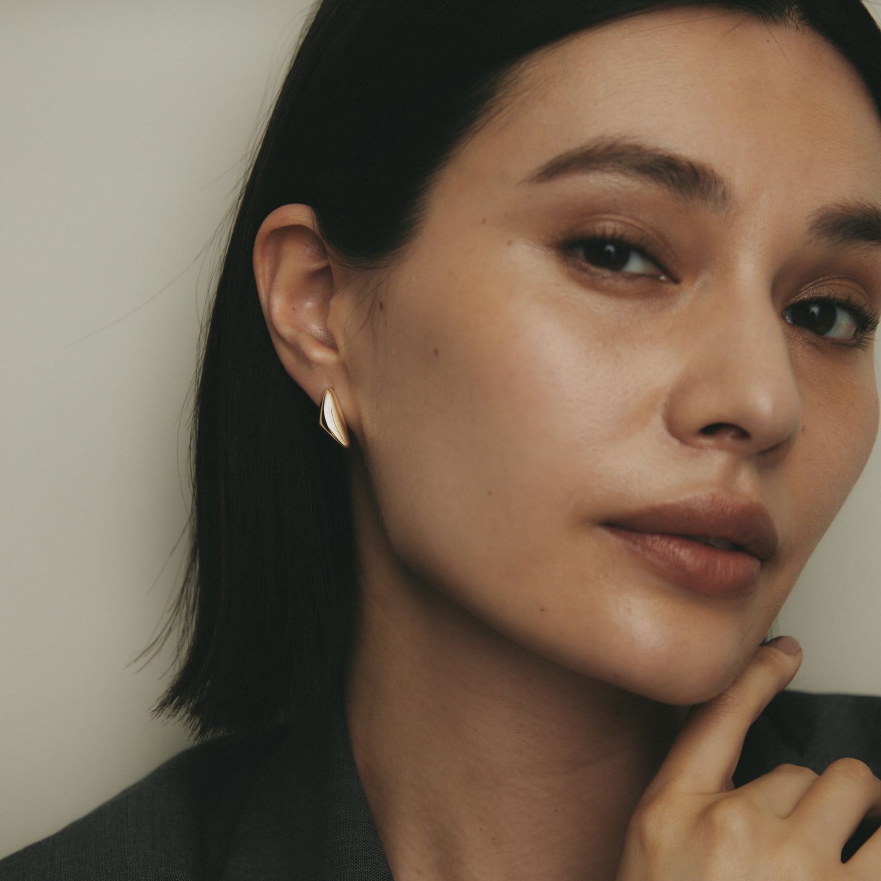 ココシュニック COCOSHNIK K10中空トライアングルピラミッド スタッドピアス （イエローゴールド(100)） イエローゴールド(100)