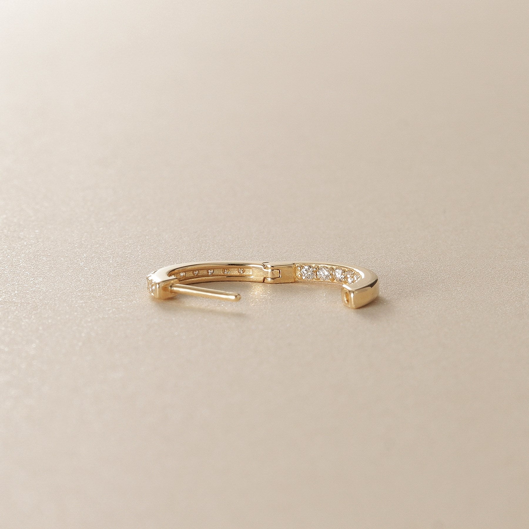 ココシュニック COCOSHNIK K10ダイヤモンド インサイドダイヤ 中折れピアス （イエローゴールド(104)） イエローゴールド(104)