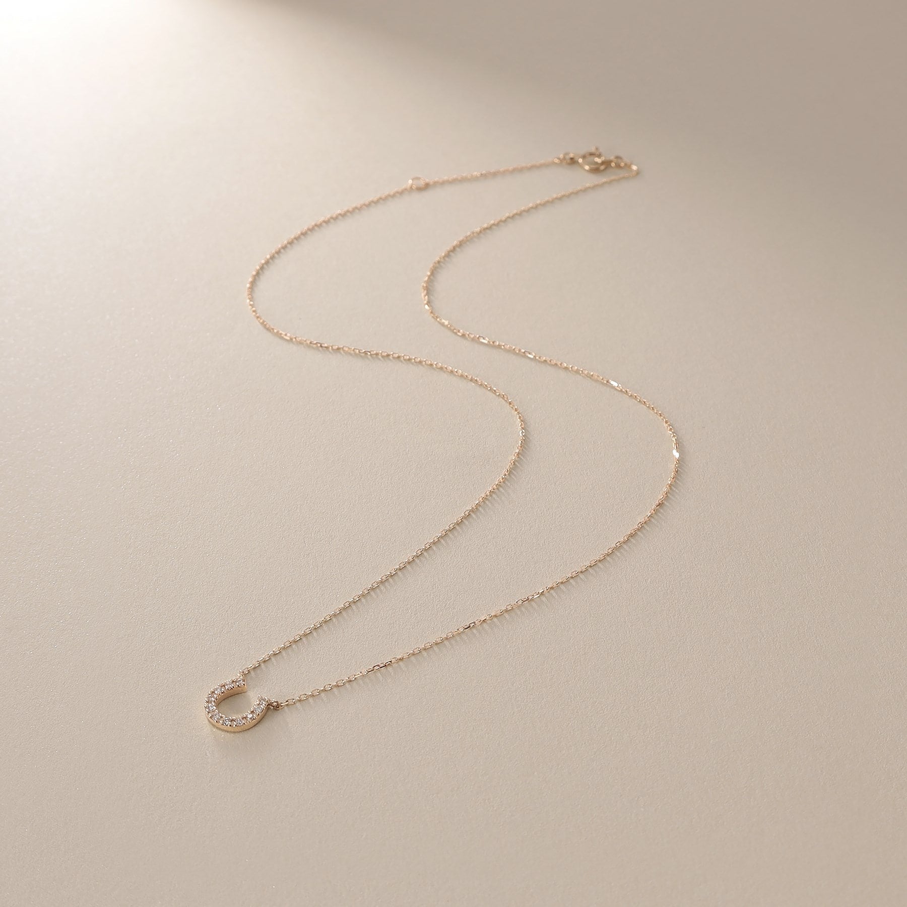 ココシュニック COCOSHNIK ダイヤモンド 馬蹄モチーフ ネックレス (イエローゴールド) ゴールド