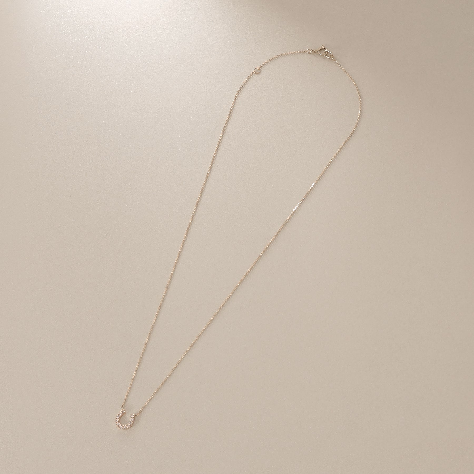 ココシュニック COCOSHNIK ダイヤモンド 馬蹄モチーフ ネックレス (イエローゴールド) ゴールド