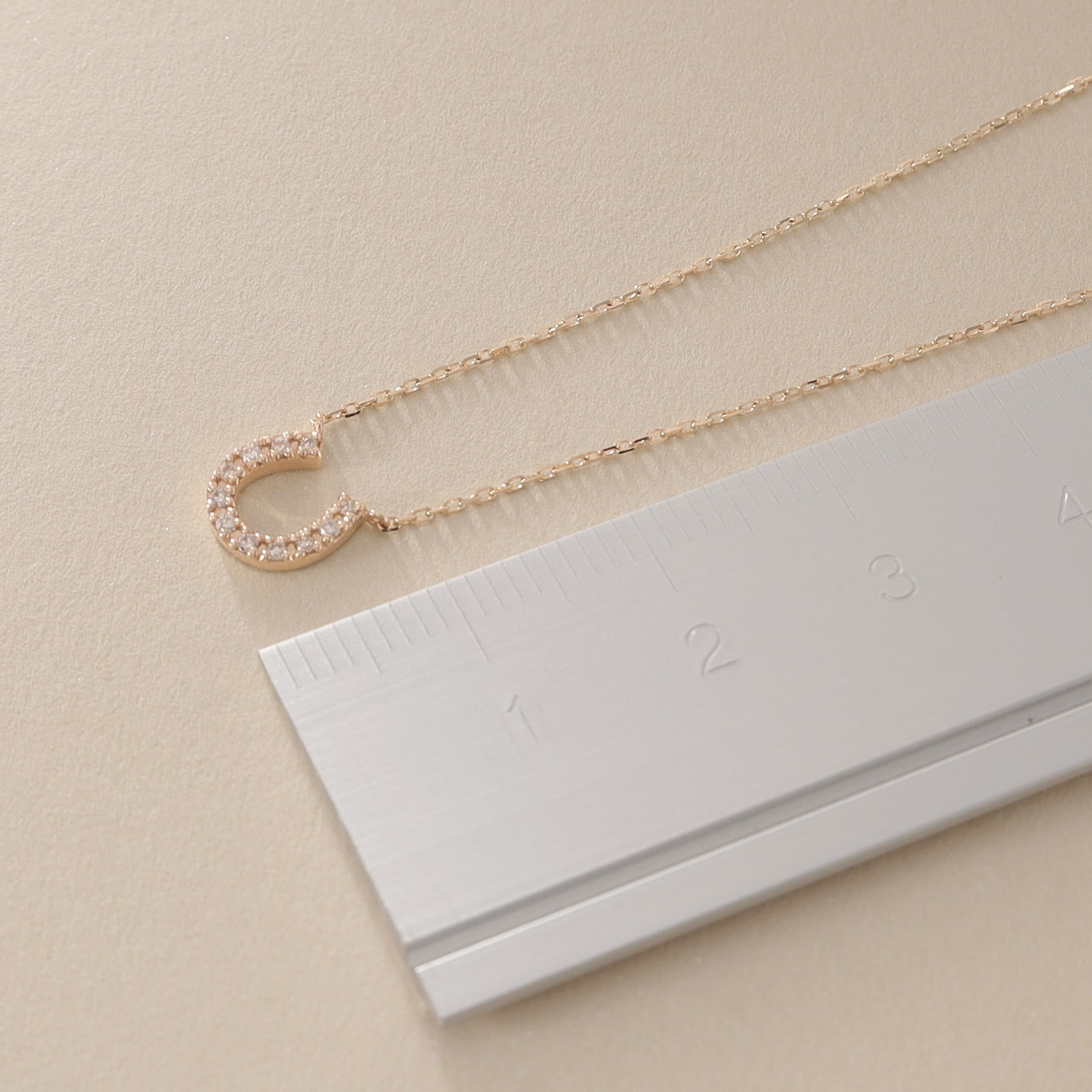 ココシュニック COCOSHNIK ダイヤモンド 馬蹄モチーフ ネックレス (イエローゴールド) ゴールド