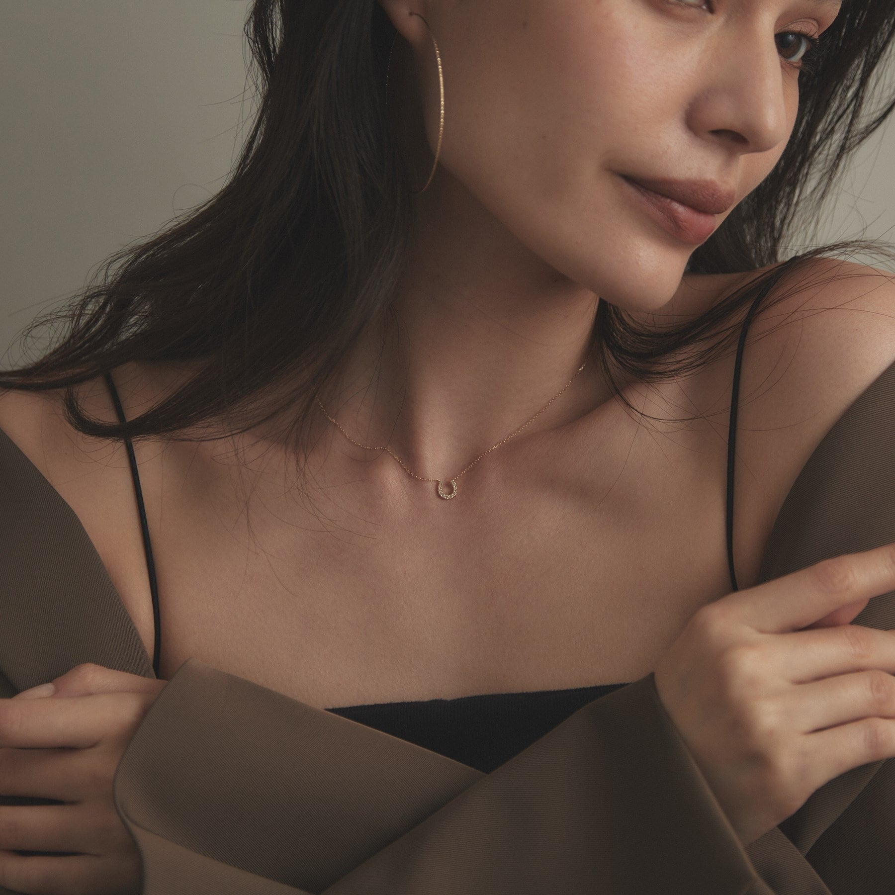 ココシュニック COCOSHNIK ダイヤモンド 馬蹄モチーフ ネックレス (イエローゴールド) ゴールド