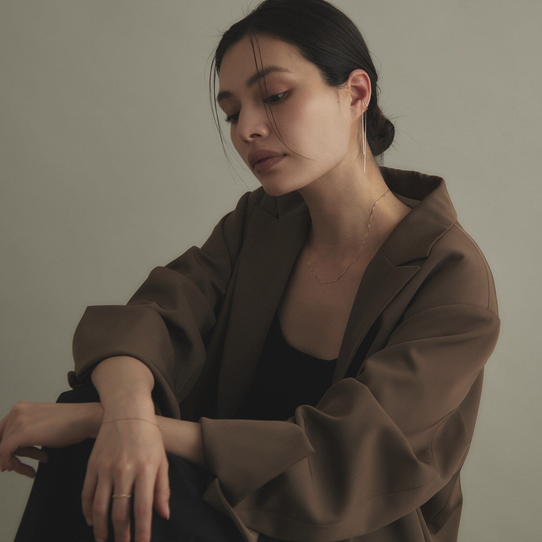 ココシュニック COCOSHNIK K10コンパクトチェーン前後 イヤーカフ（片耳用） イエローゴールド(100)