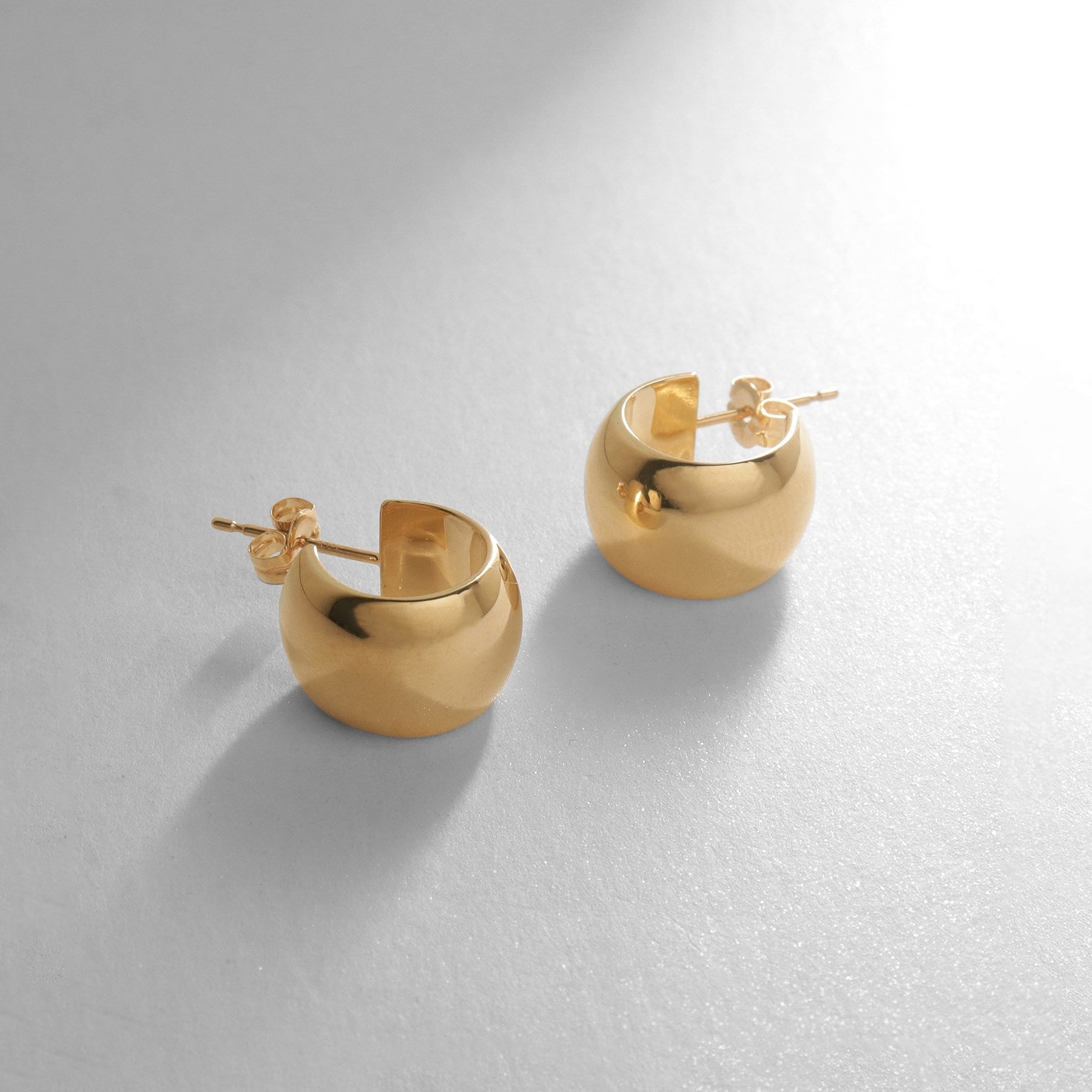 ココシュニック COCOSHNIK K10中空平甲フープ スタッドピアス クリスタル/透明(100)