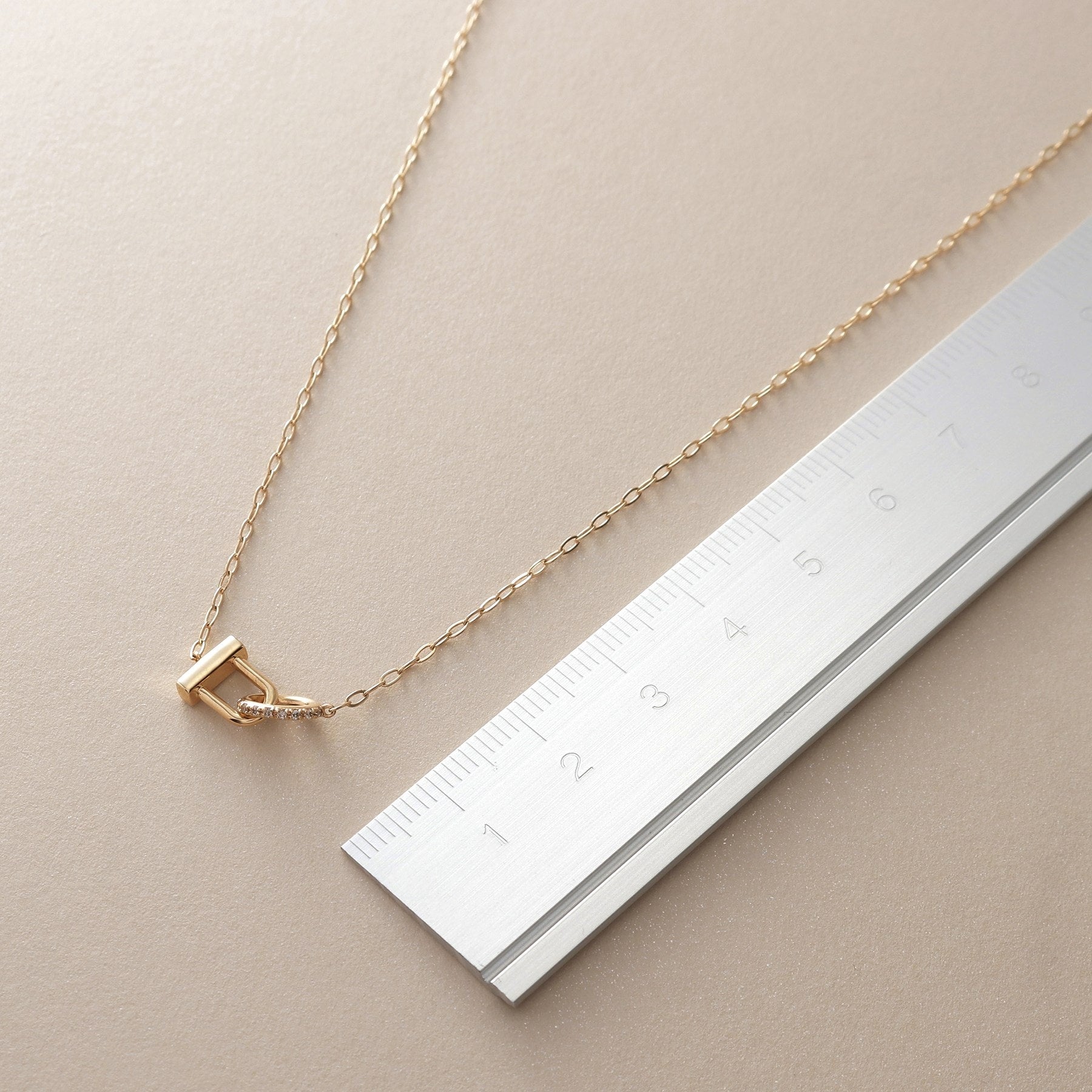 ココシュニック COCOSHNIK K10ダイヤモンド ロックモチーフ ネックレス （イエローゴールド(104)） イエローゴールド(104)