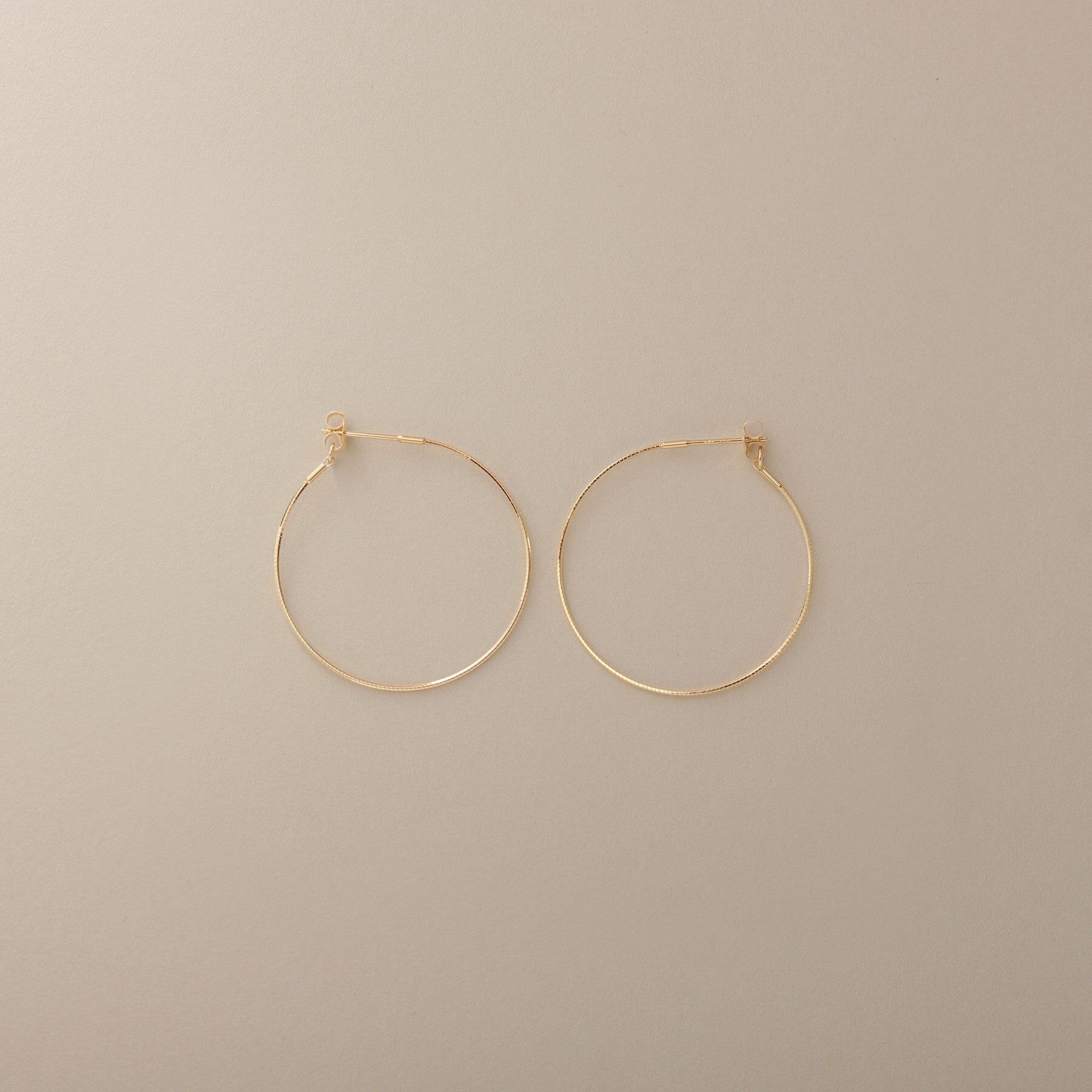 ココシュニック COCOSHNIK K18オメガチェーン フープピアス中 （イエローゴールド(100)） イエローゴールド(100)