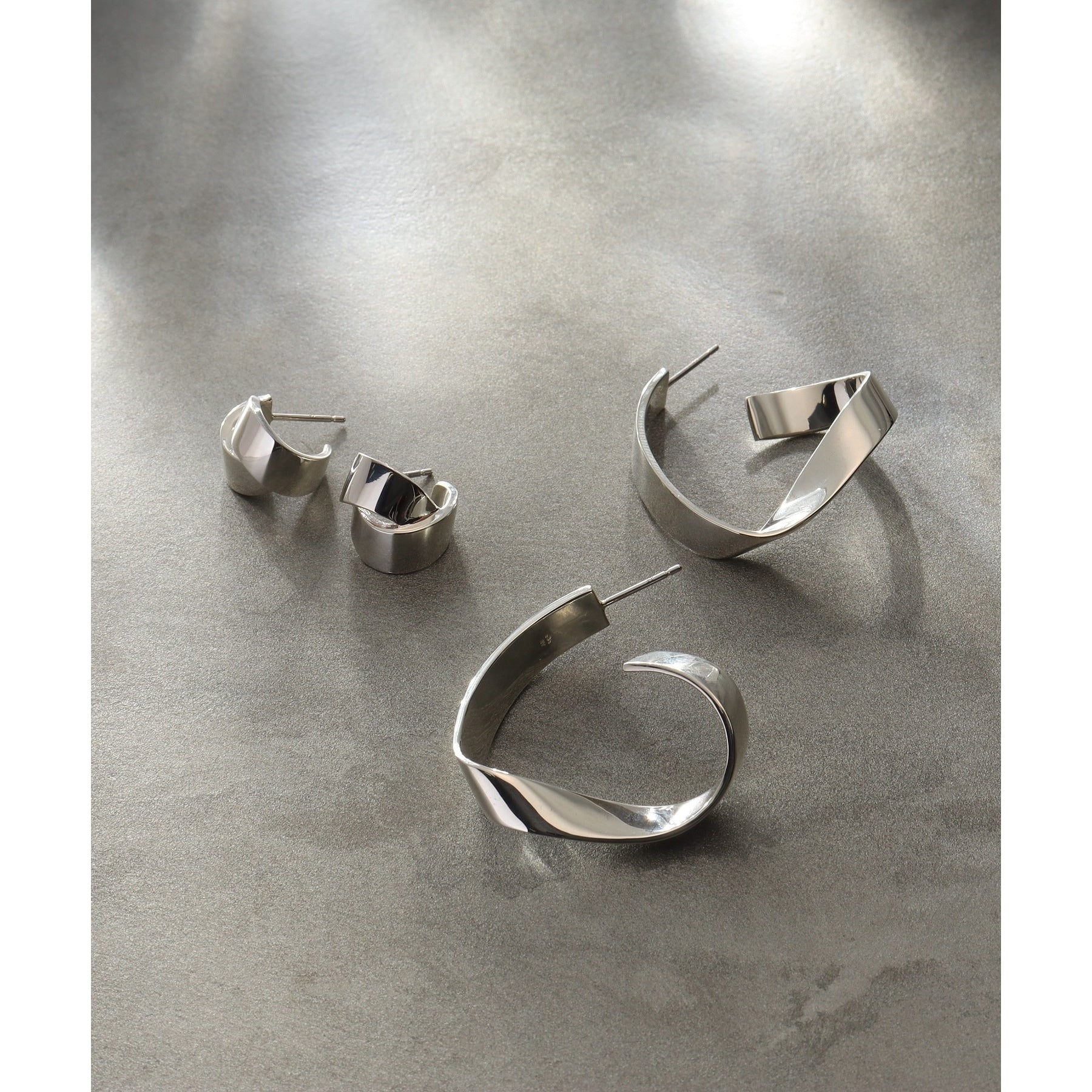 ココシュニック オンキッチュ COCOSHNIK ONKITSCH シルバー フォールディングピアス オーバーラップ クリスタル/透明(600)