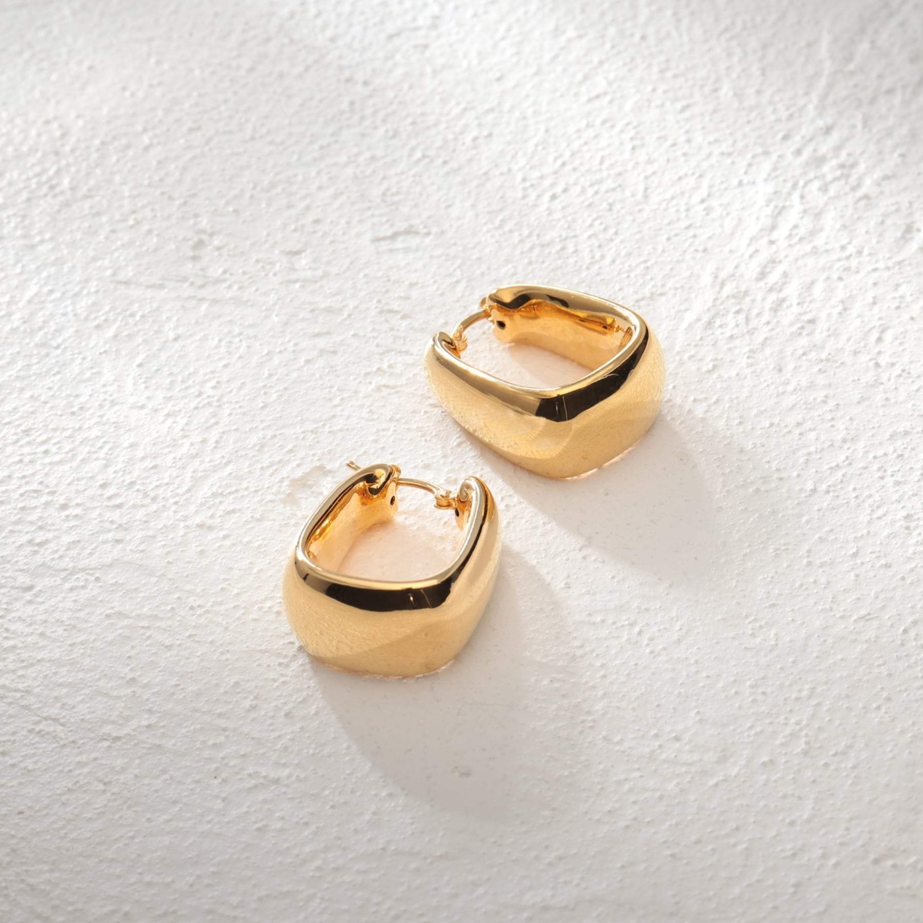 Coco Sunic上的Kitchu Cocoshnik Onkitsch [Web Limited]空心箍Pierce陷阱