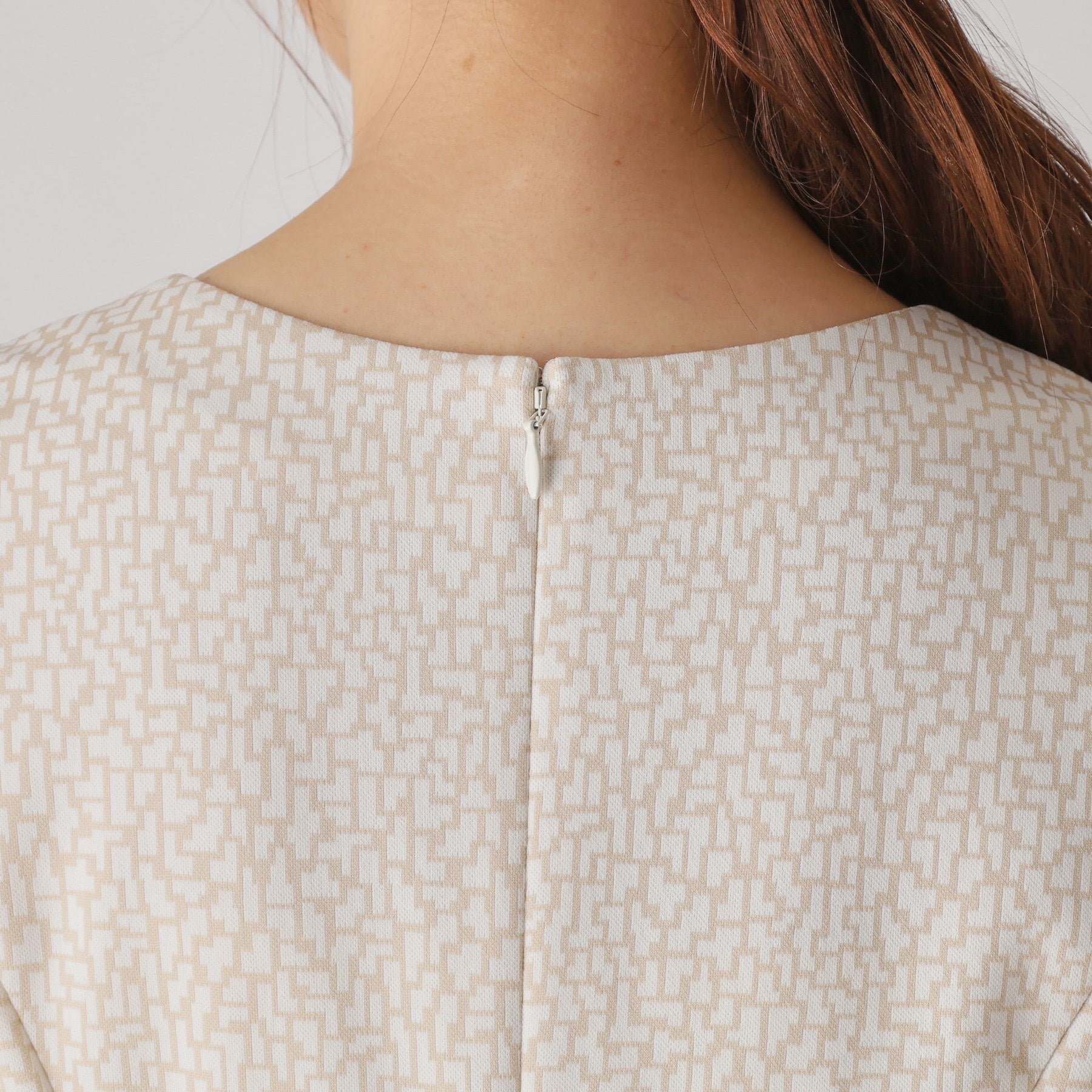 クードシャンス COUP DE CHANCE 【洗える／日本製／ジオメ柄】拘りの美シルエット！大人のフィット＆フレアワンピース （グレージュ(450)） グレージュ(450)