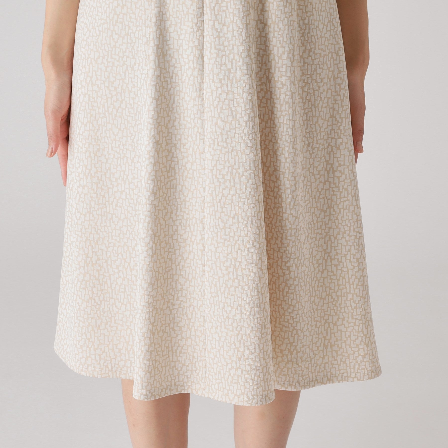 クードシャンス COUP DE CHANCE 【洗える／日本製／ジオメ柄】拘りの美シルエット！大人のフィット＆フレアワンピース （グレージュ(450)） グレージュ(450)