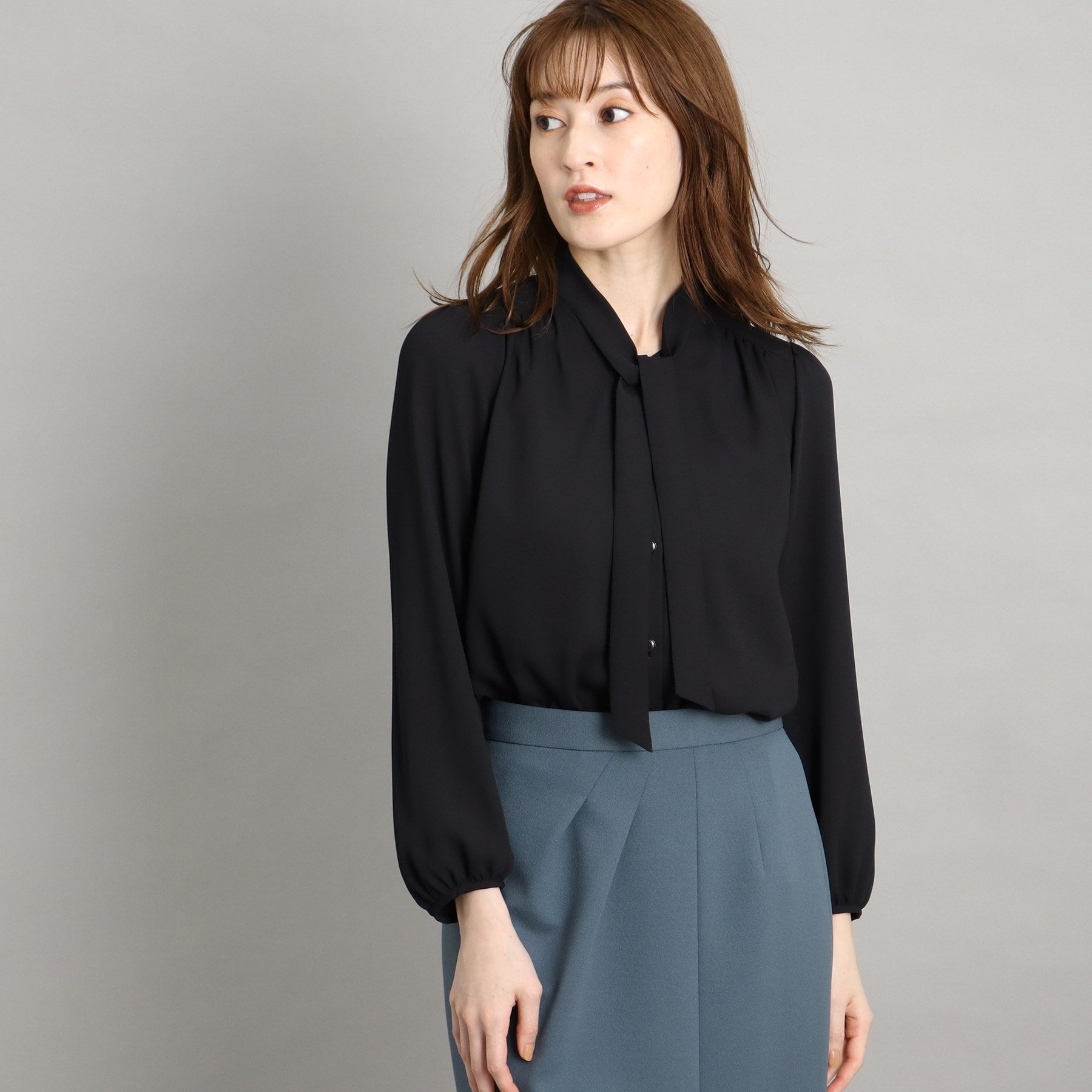 COUP DE CHANCE [One-piece/Jacket tucked in] Feminine thin bowtie blouse