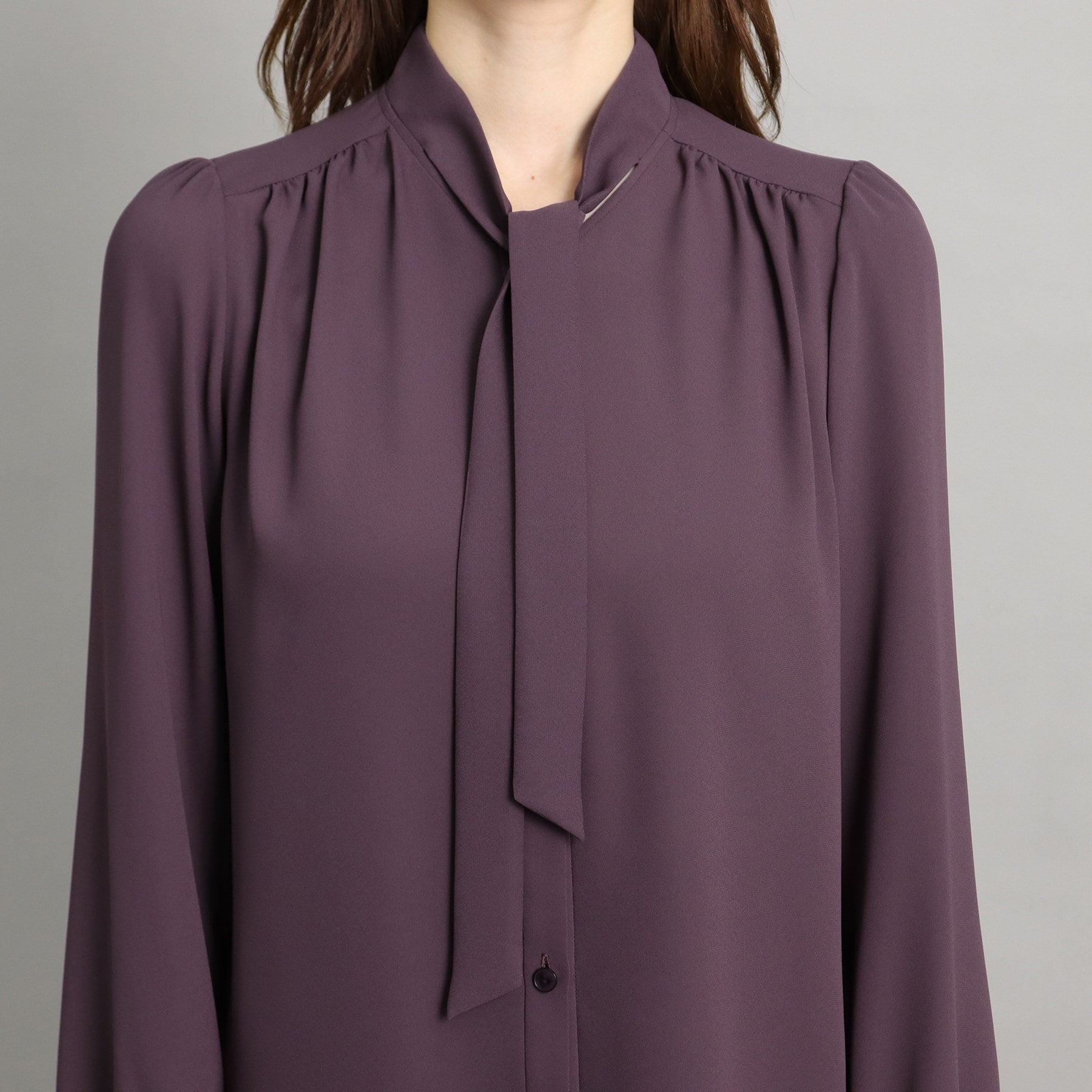 COUP DE CHANCE [One-piece/Jacket tucked in] Feminine thin bowtie blouse