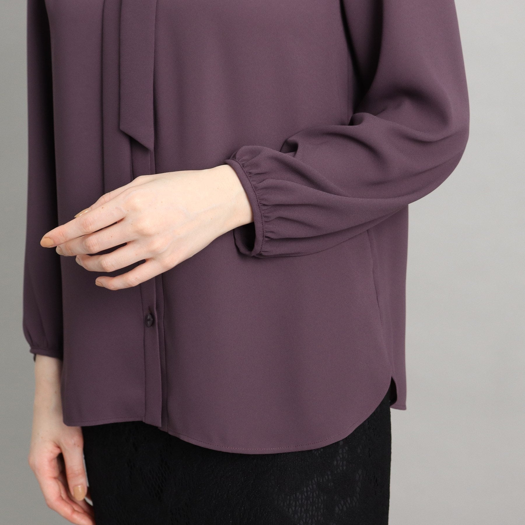 COUP DE CHANCE [One-piece/Jacket tucked in] Feminine thin bowtie blouse