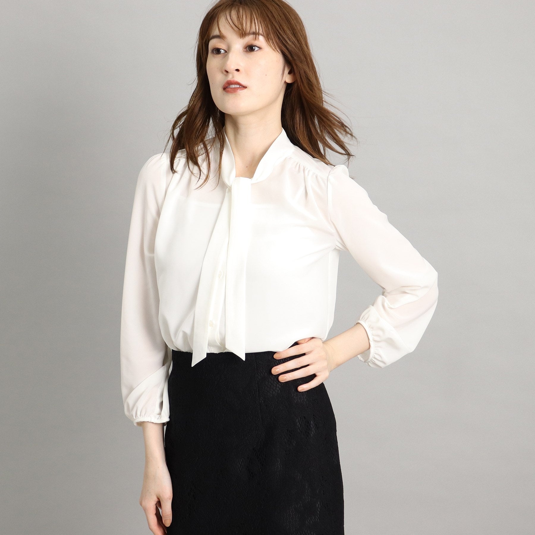 COUP DE CHANCE [One-piece/Jacket tucked in] Feminine thin bowtie blouse