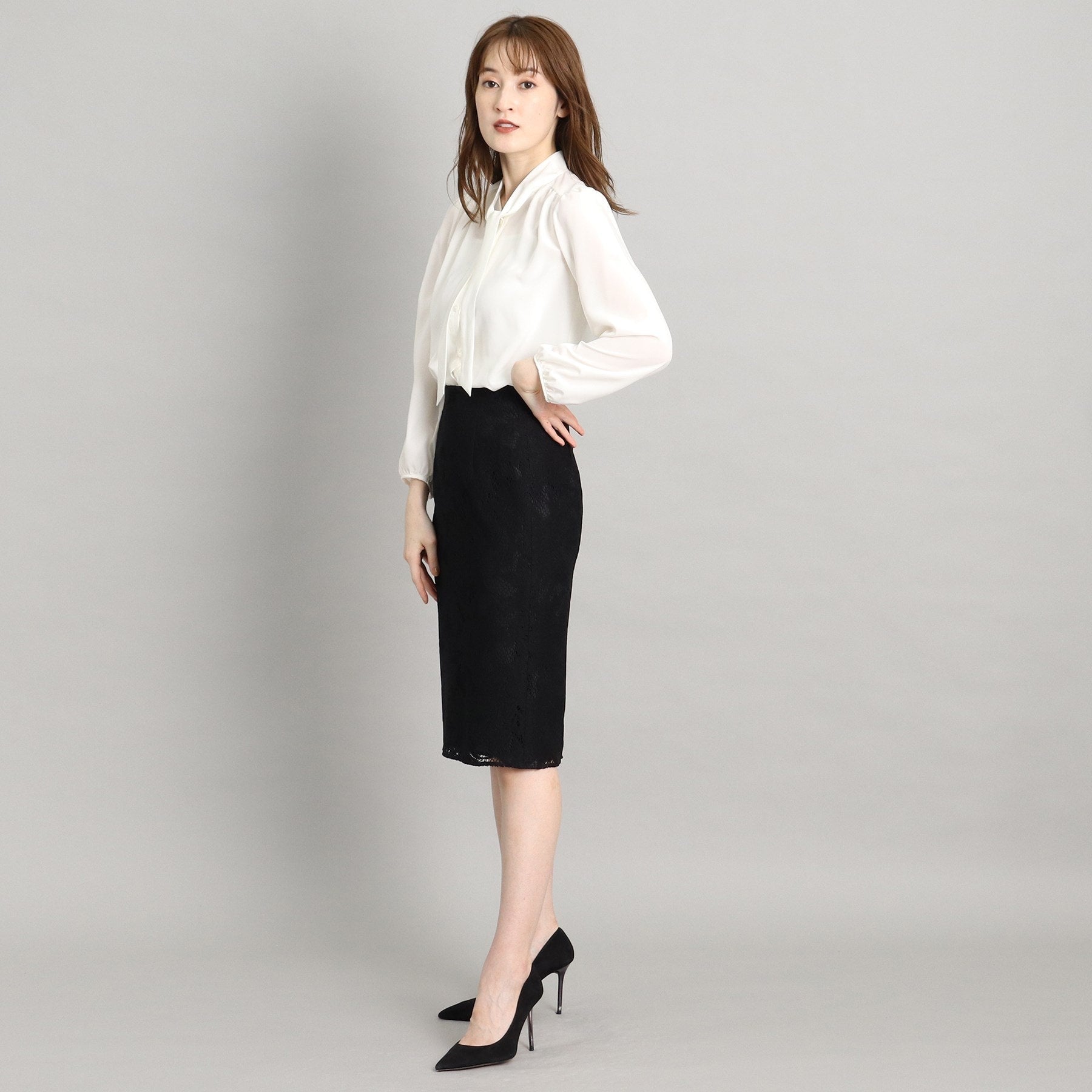 COUP DE CHANCE [One-piece/Jacket tucked in] Feminine thin bowtie blouse