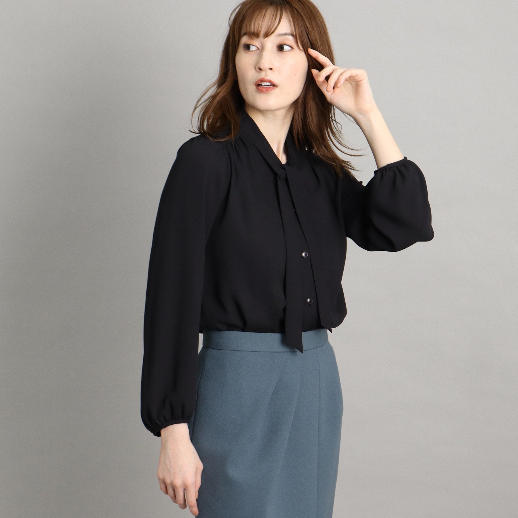 COUP DE CHANCE [One-piece/Jacket tucked in] Feminine thin bowtie blouse