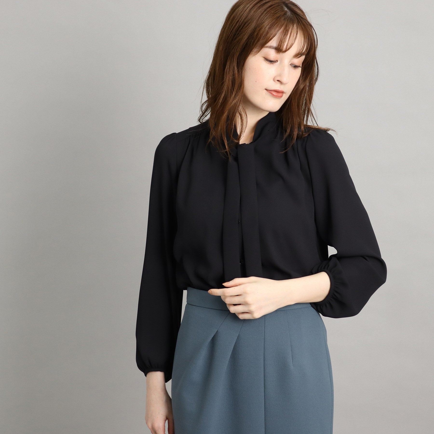 COUP DE CHANCE [One-piece/Jacket tucked in] Feminine thin bowtie blouse