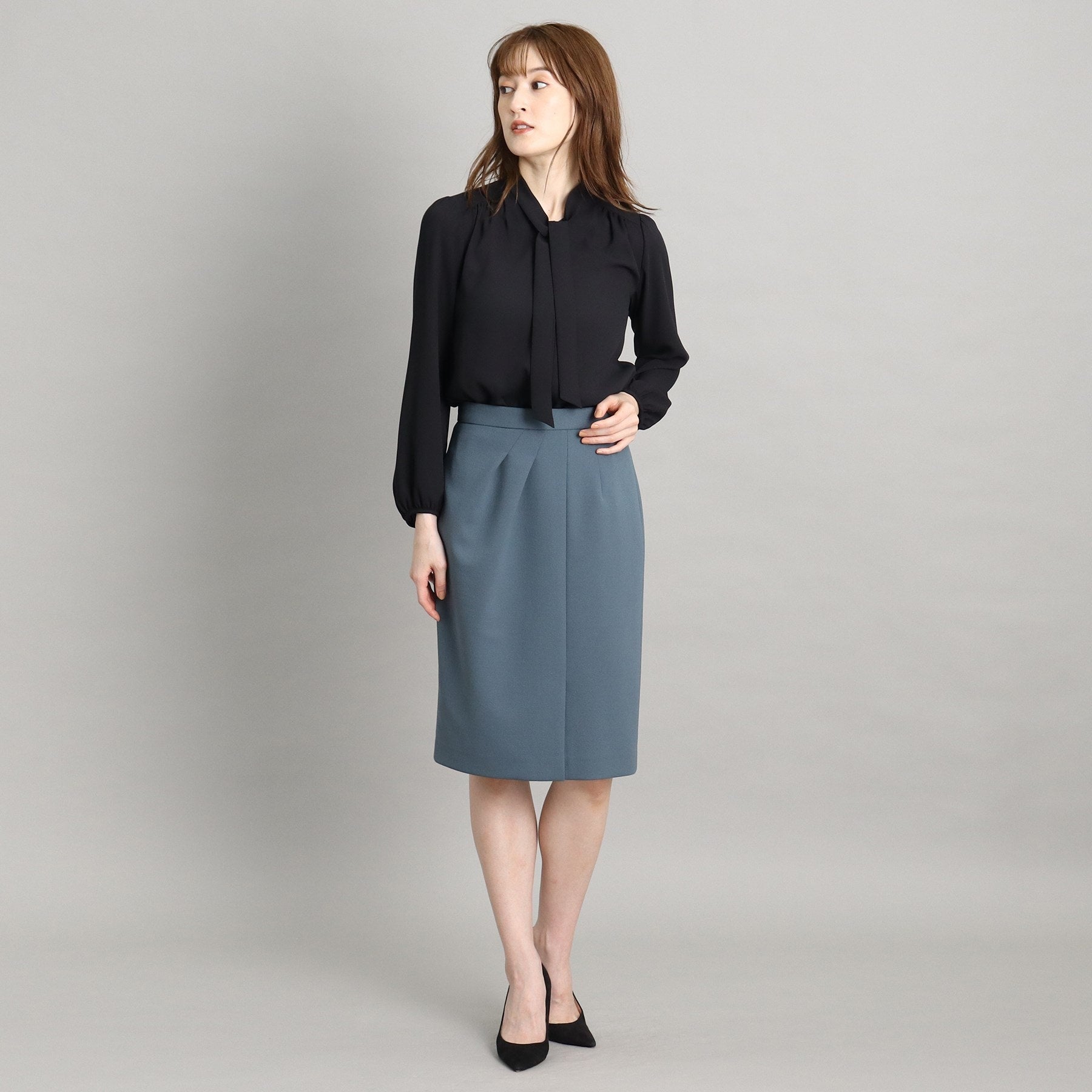 COUP DE CHANCE [One-piece/Jacket tucked in] Feminine thin bowtie blouse