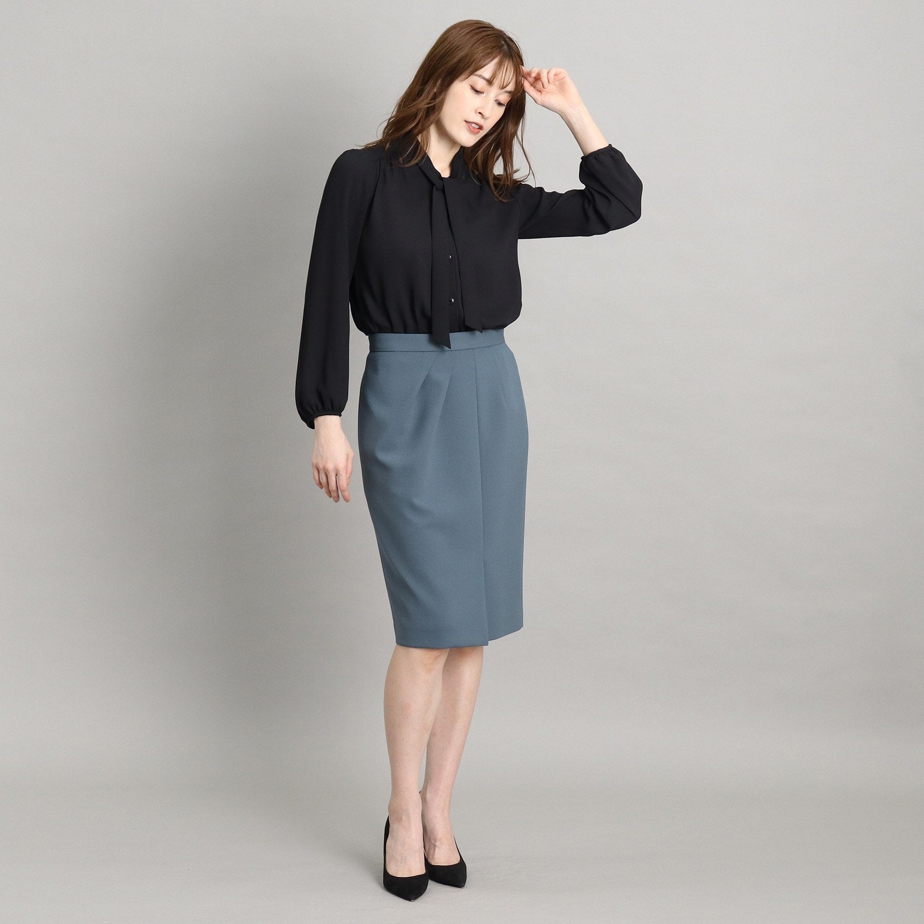 COUP DE CHANCE [One-piece/Jacket tucked in] Feminine thin bowtie blouse