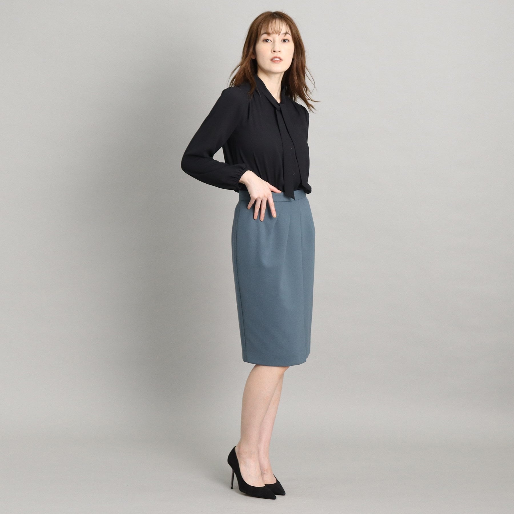 COUP DE CHANCE [One-piece/Jacket tucked in] Feminine thin bowtie blouse