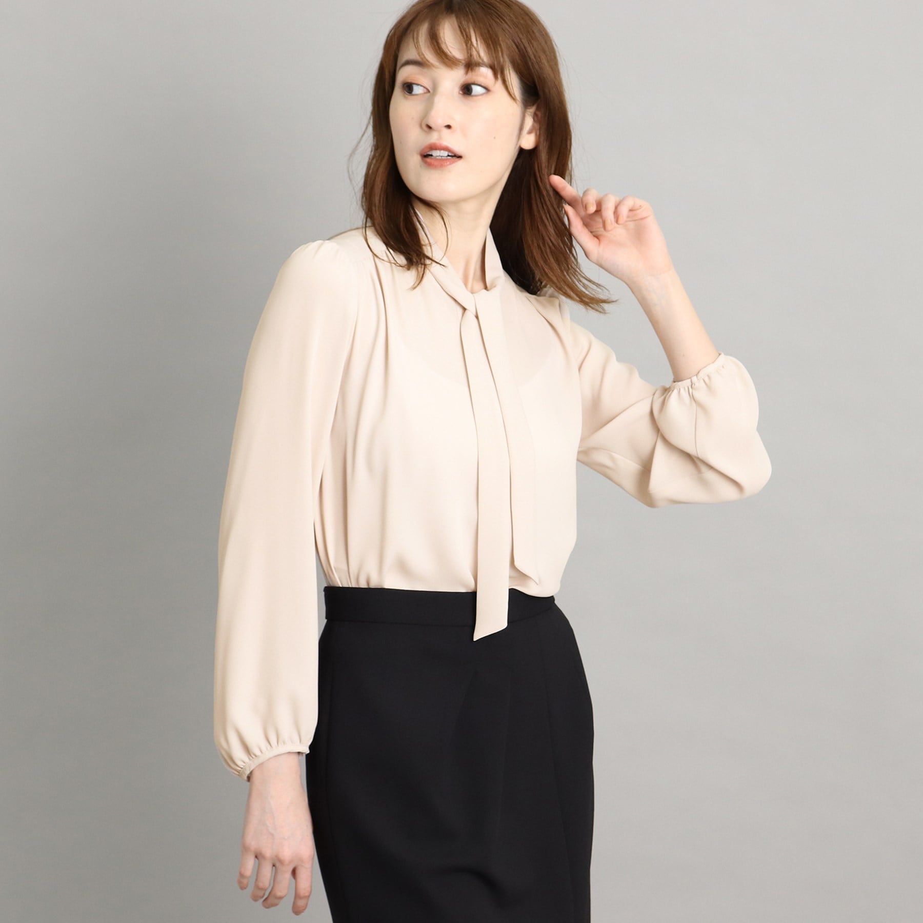 COUP DE CHANCE [One-piece/Jacket tucked in] Feminine thin bowtie blouse