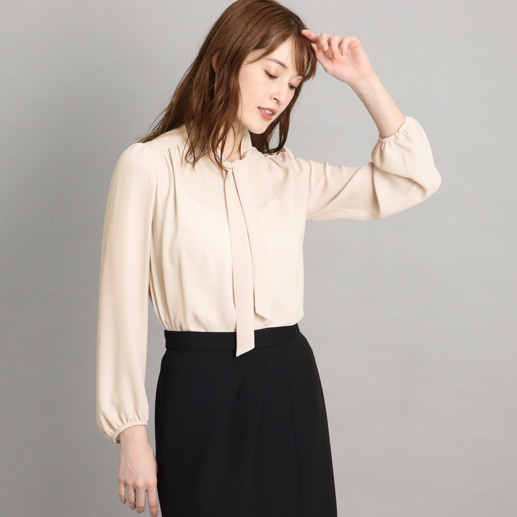 COUP DE CHANCE [One-piece/Jacket tucked in] Feminine thin bowtie blouse