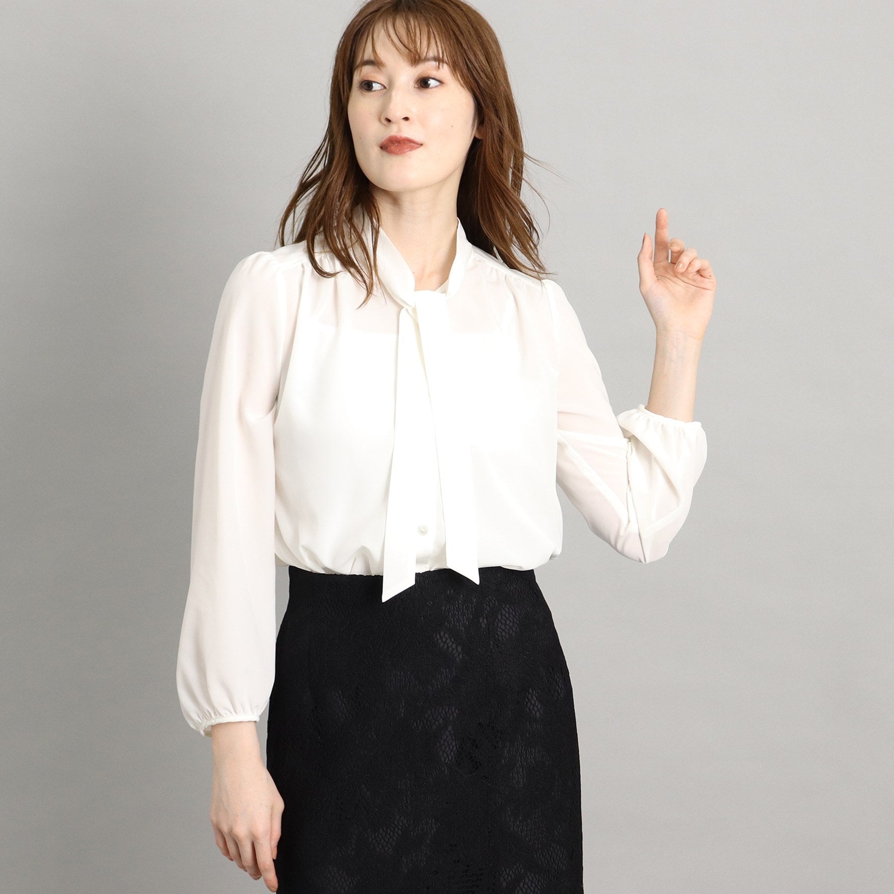 COUP DE CHANCE [One-piece/Jacket tucked in] Feminine thin bowtie blouse