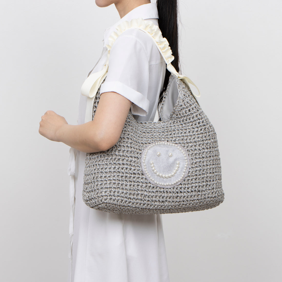 クーコ COOCO SMILY/パール刺繍フリルハンドルペーパーかごバッグ （グレー） グレー