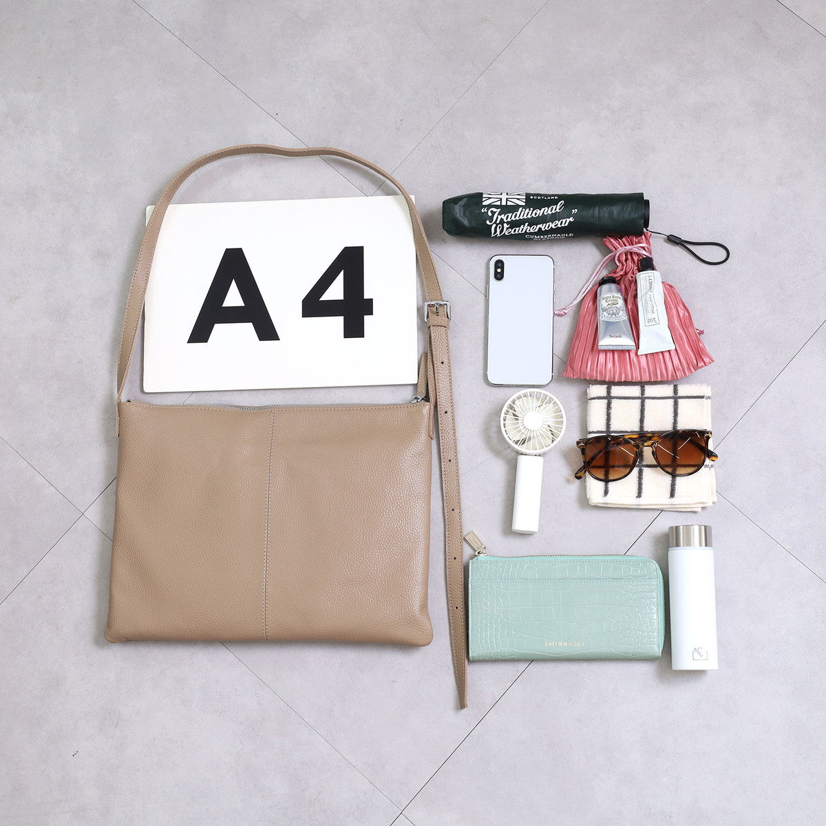 クーコ COOCO シュリンクレザーシンプルフラットショルダーバッグ／A4対応
