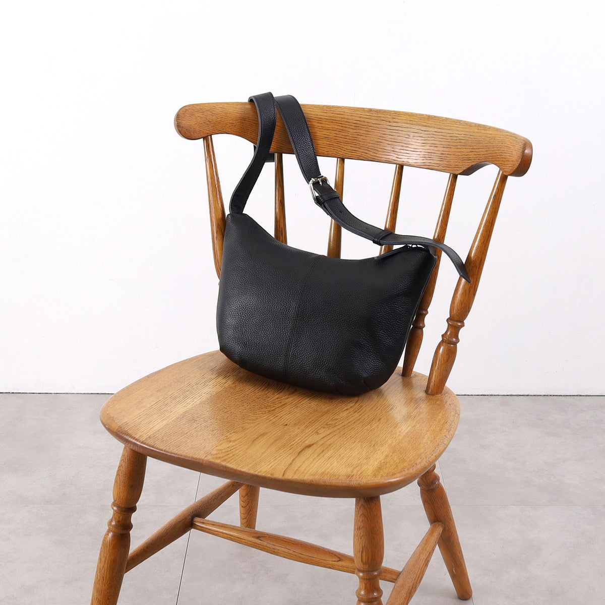 クーコ COOCO シュリンクレザーハーフムーンショルダーバッグ