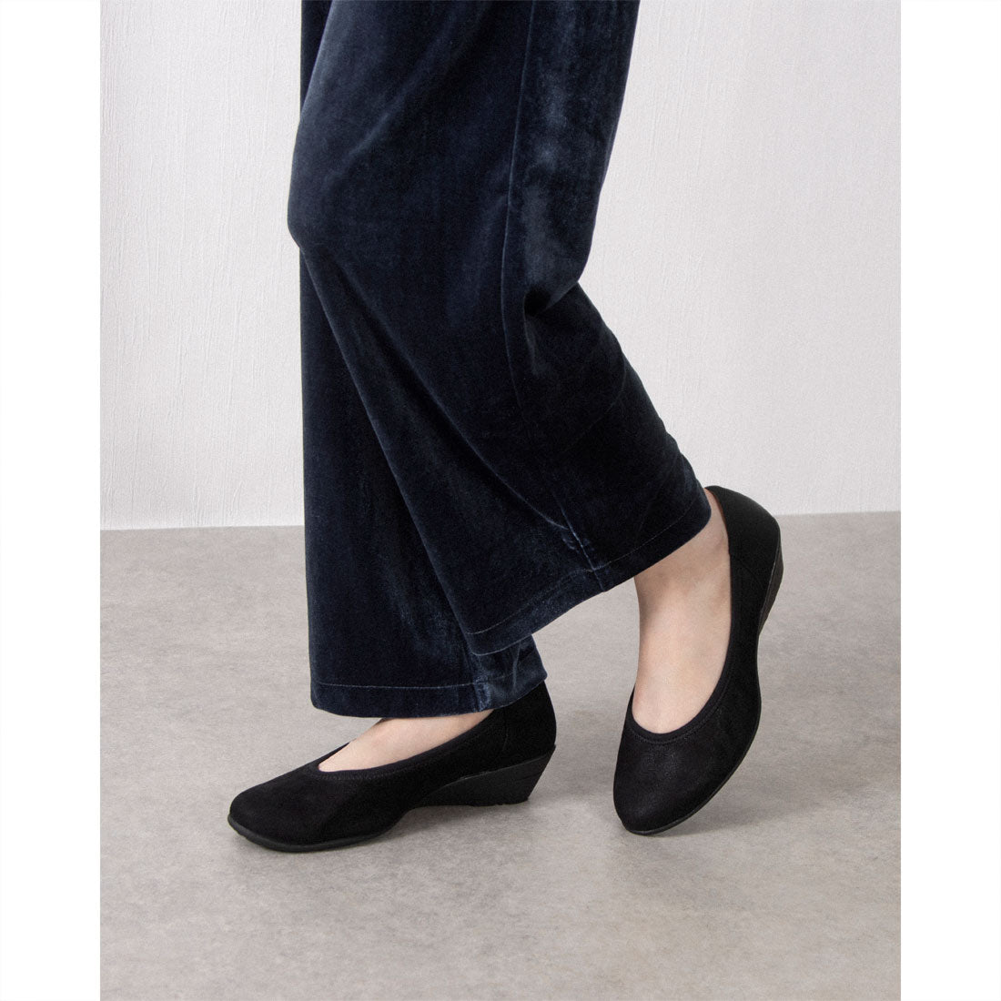 COMPOSITION Blow [Loose fit and wide] Comfort wedge pumps