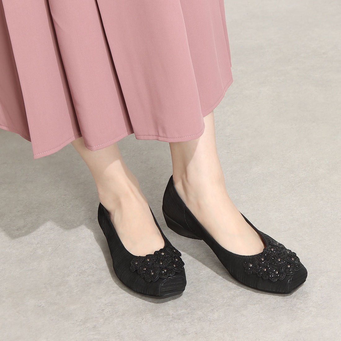 COMPOSITION Blow [Loose fit and wide width] Stylish comfort shoes with flower motif