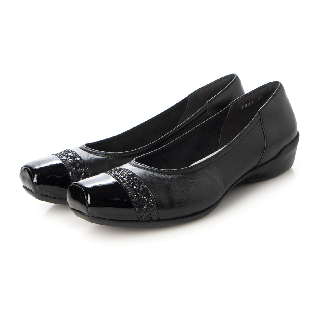 COMPOSITION Blow [Loose fit and wide width] Stylish comfort pumps with a combination of materials