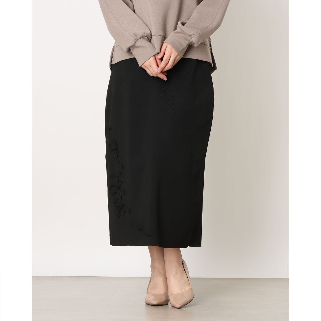 コムサイズム COMME CA ISM コード刺繍 ナロースカート / セットアップ対応 （ブラック） ブラック