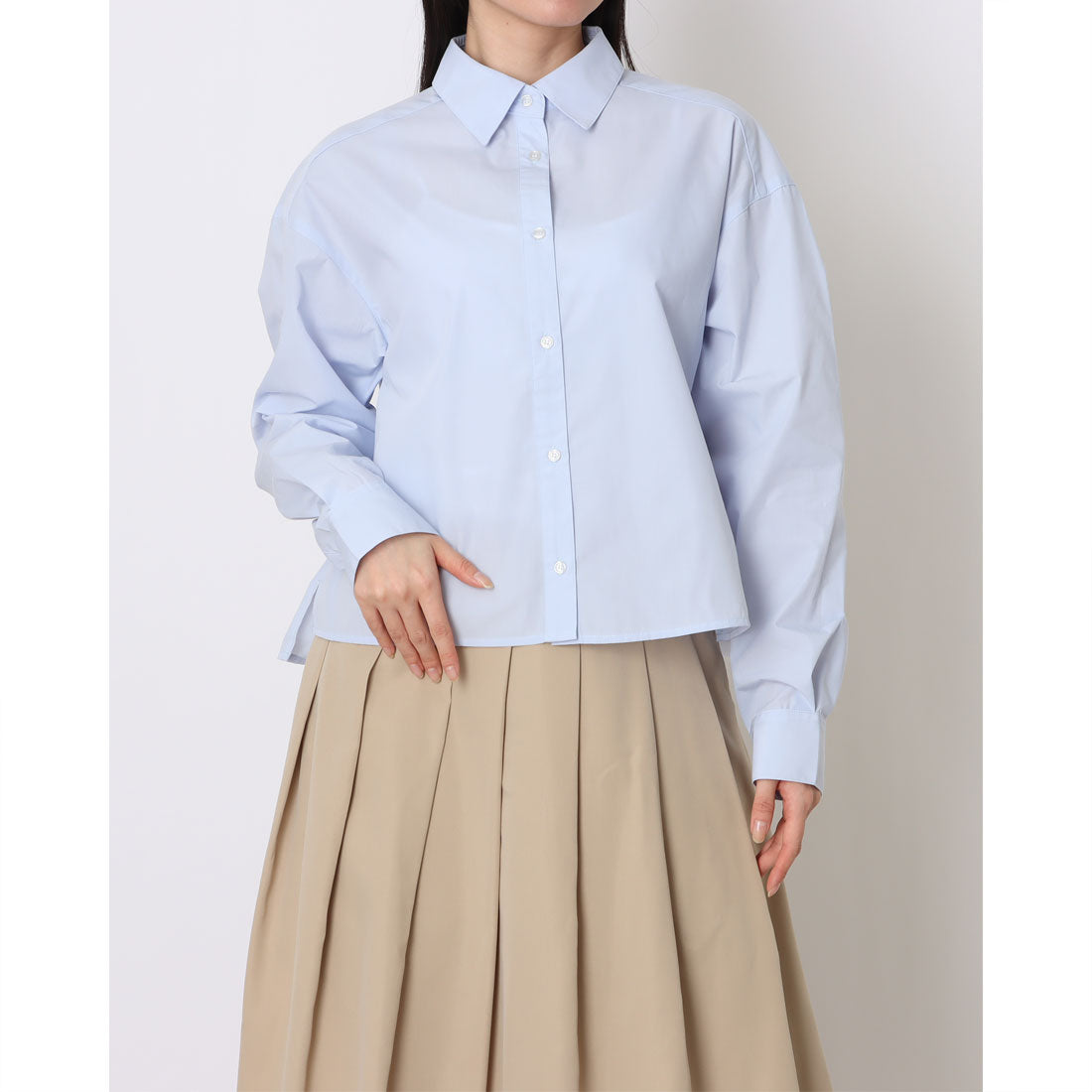 コムサイズム COMME CA ISM ポリエステルコットンシャンブレー ボックスシルエットクロップドシャツ （サックス） サックス