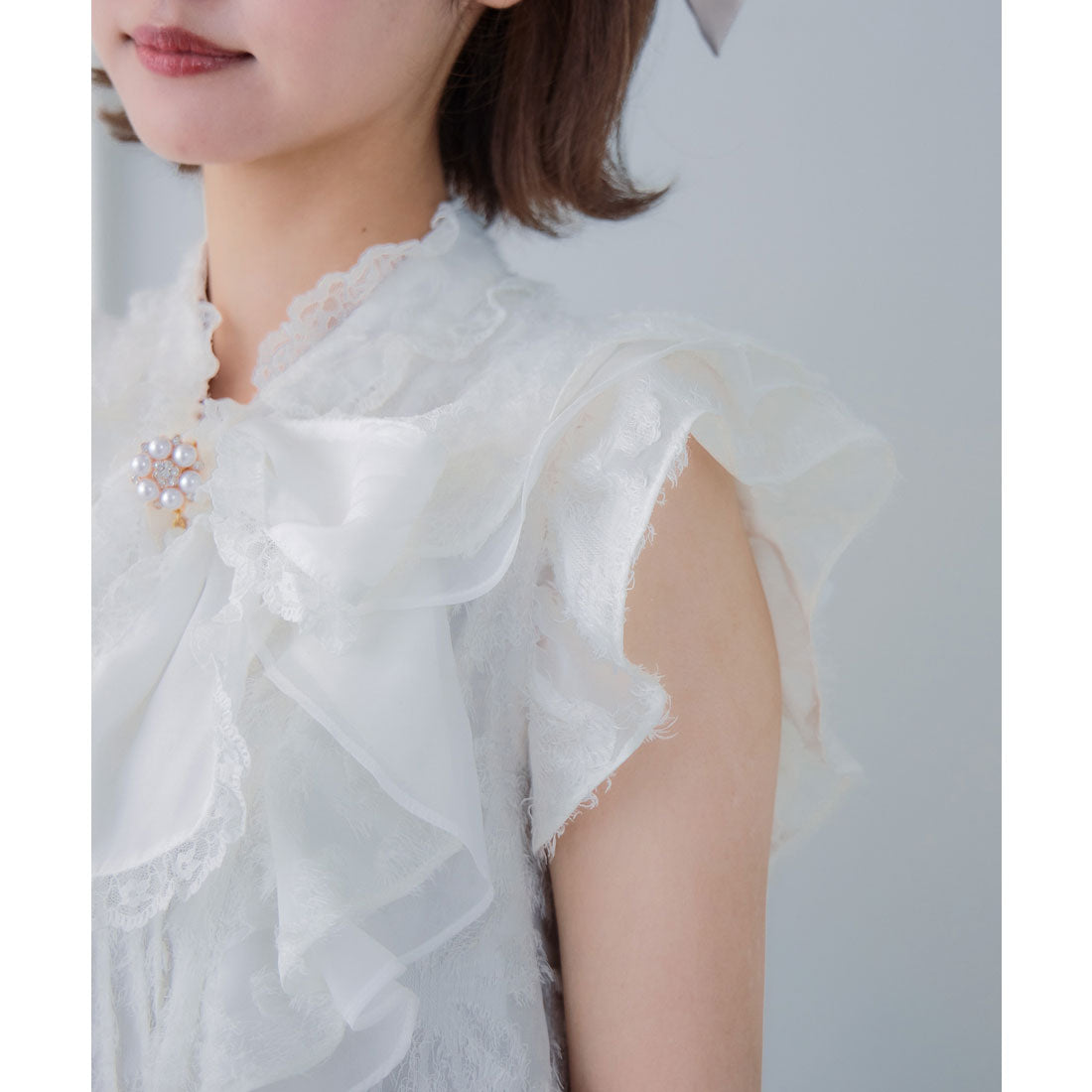 クチュールバイロジータ couture BY ROJITA 肩フリルフェザーブラウス （ホワイト） ホワイト