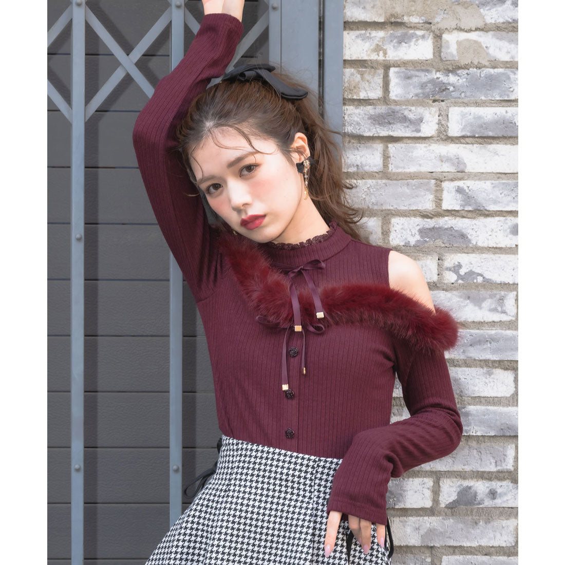 クチュールバイロジータ couture BY ROJITA 肩開きファーライン切替トップス （ボルドー） ボルドー